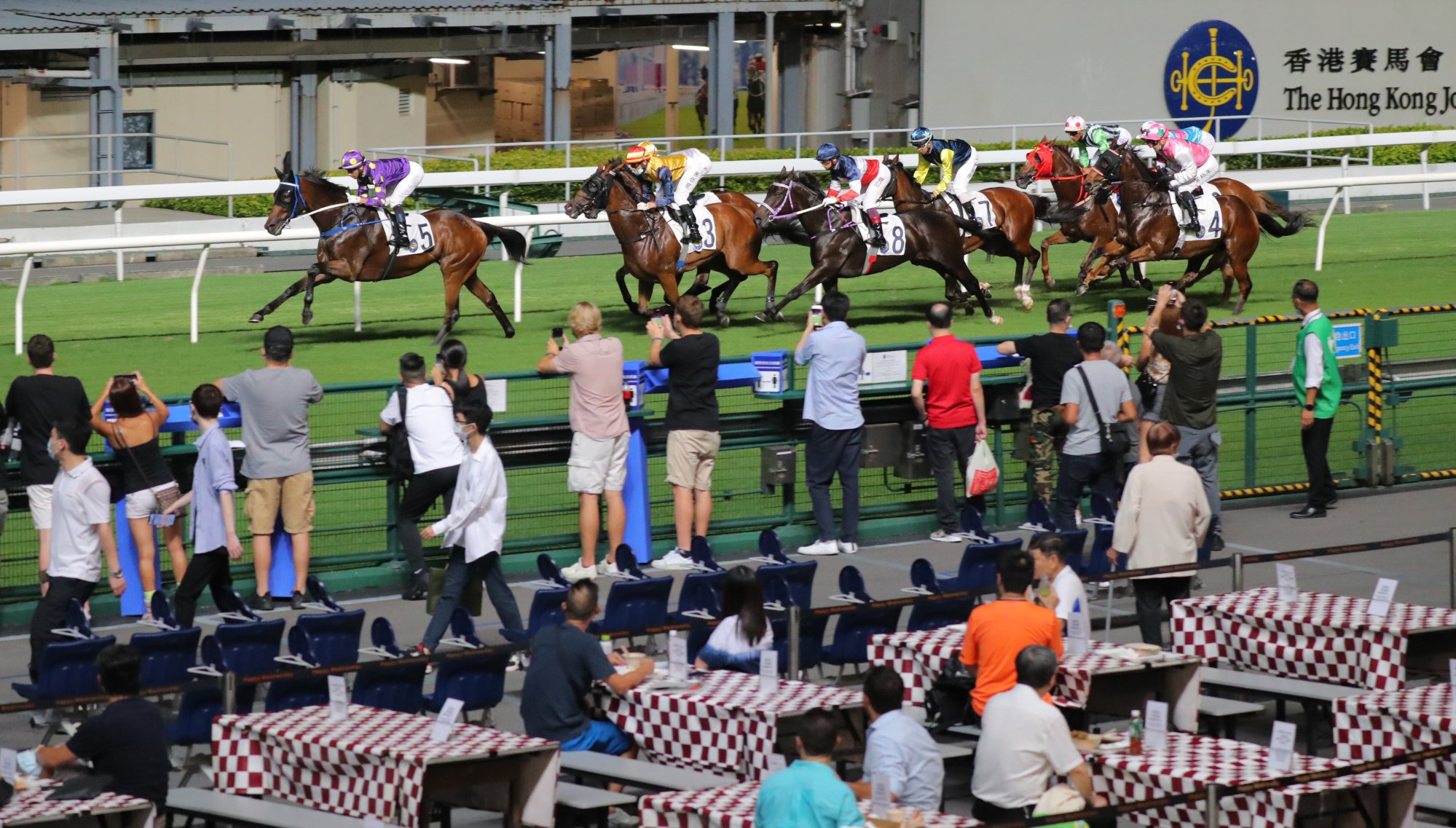 The field thunders down the straight at Happy Valley.