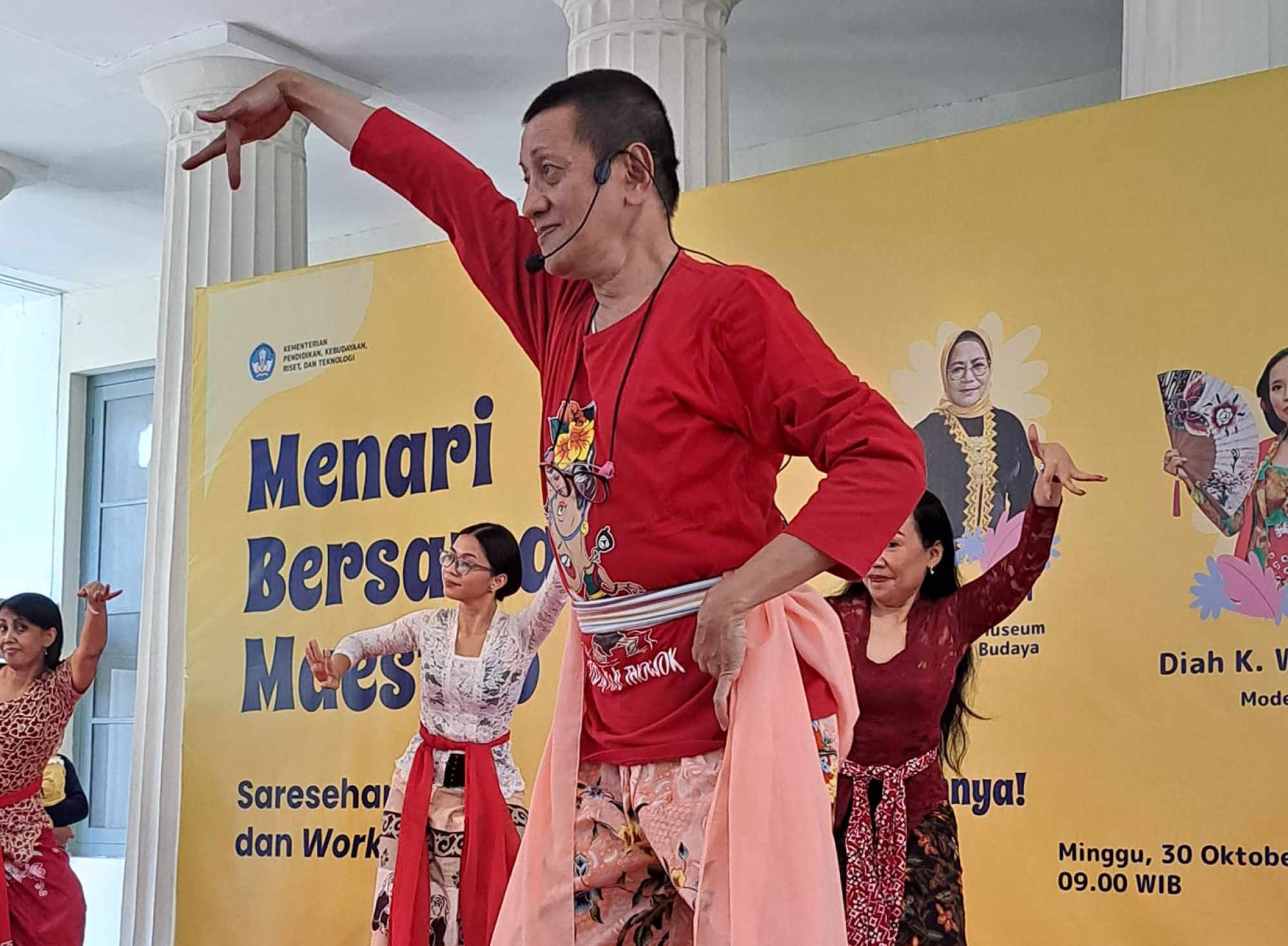 Indonesian classical dance maestro Didik Nini Thowok giving a workshop in Jakarta. Photo: Handout