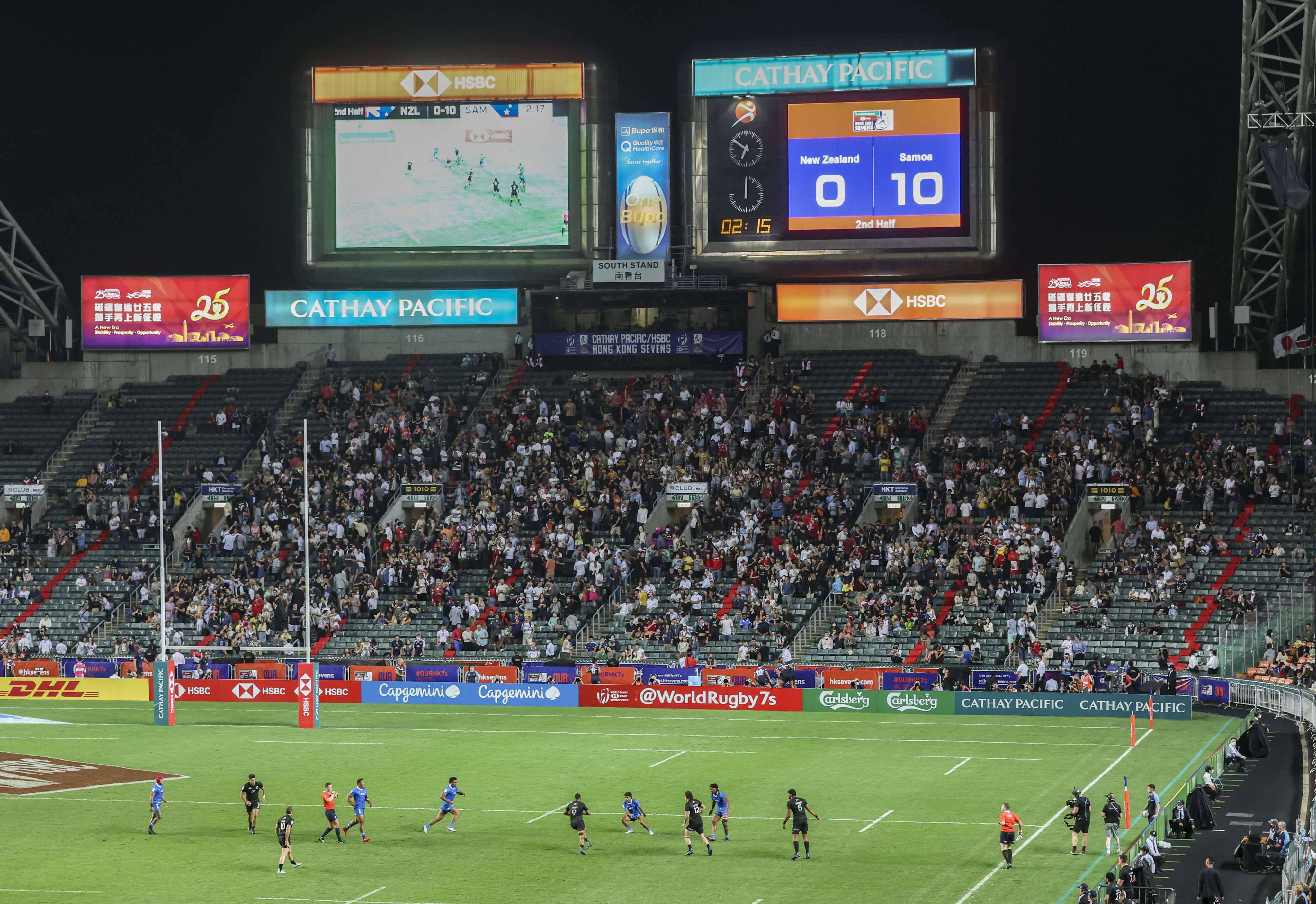 New Zealand take on Samoa during the first day of the Cathay Pacific/HSBC Hong Kong Sevens. Photo: Yik Yeung-man