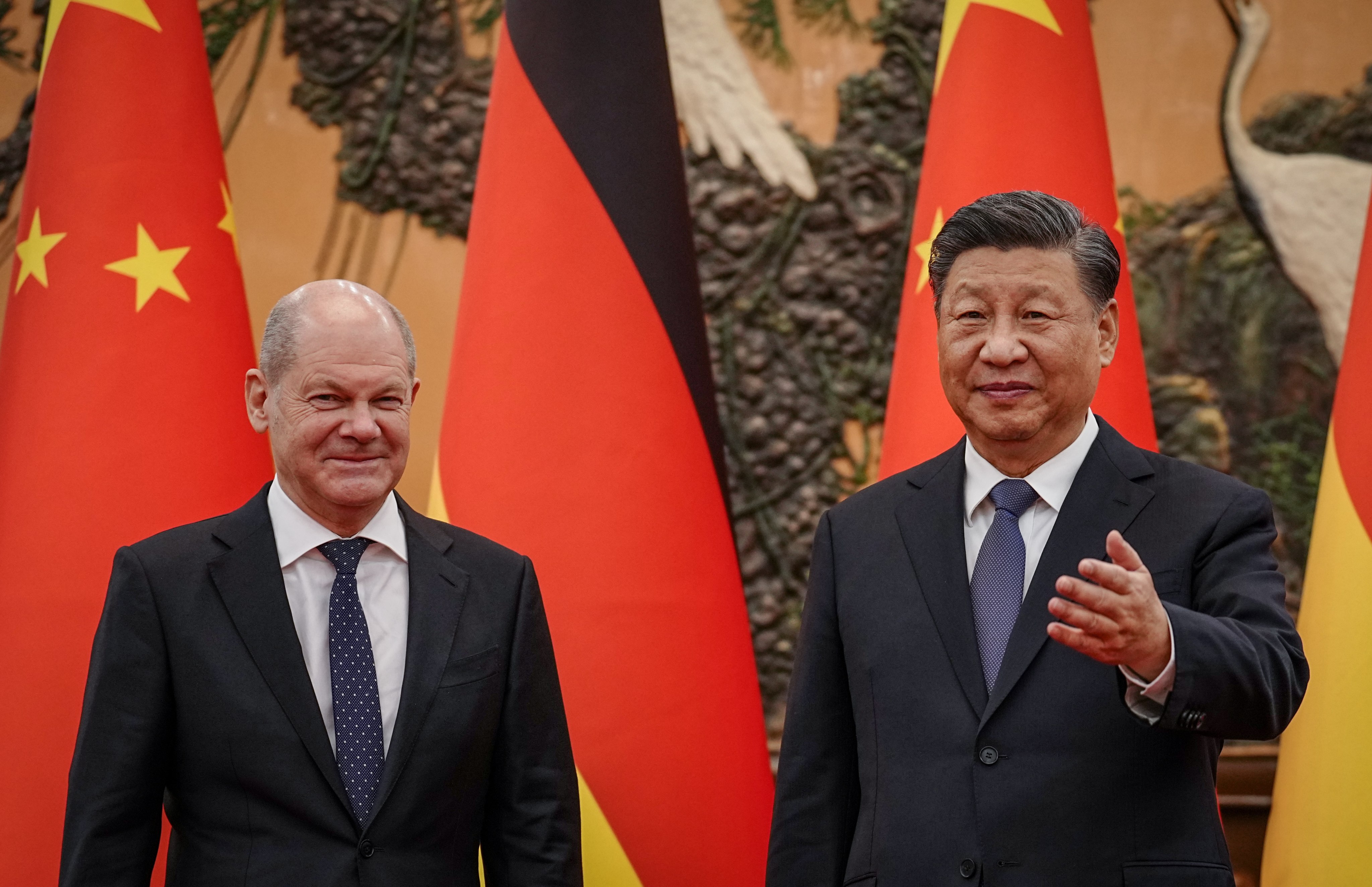 China Xi Jinping (R) welcomes German Chancellor Olaf Scholz (L) in Beijing. Photo: EPA-EFE