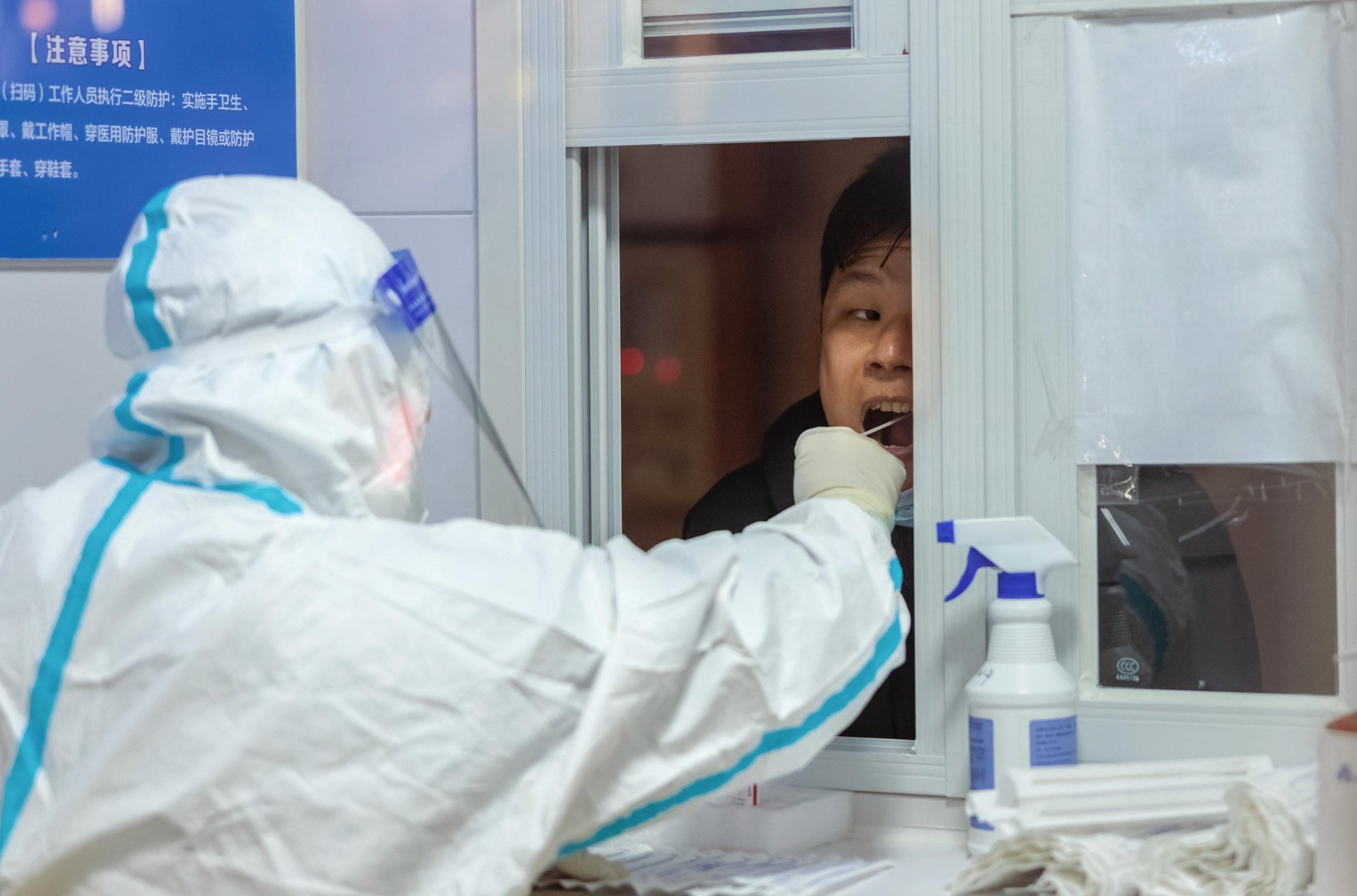 A man undergoes a Covid PCR test on the street in Shanghai, China, November 3, 2022. Photo: EPA-EFE