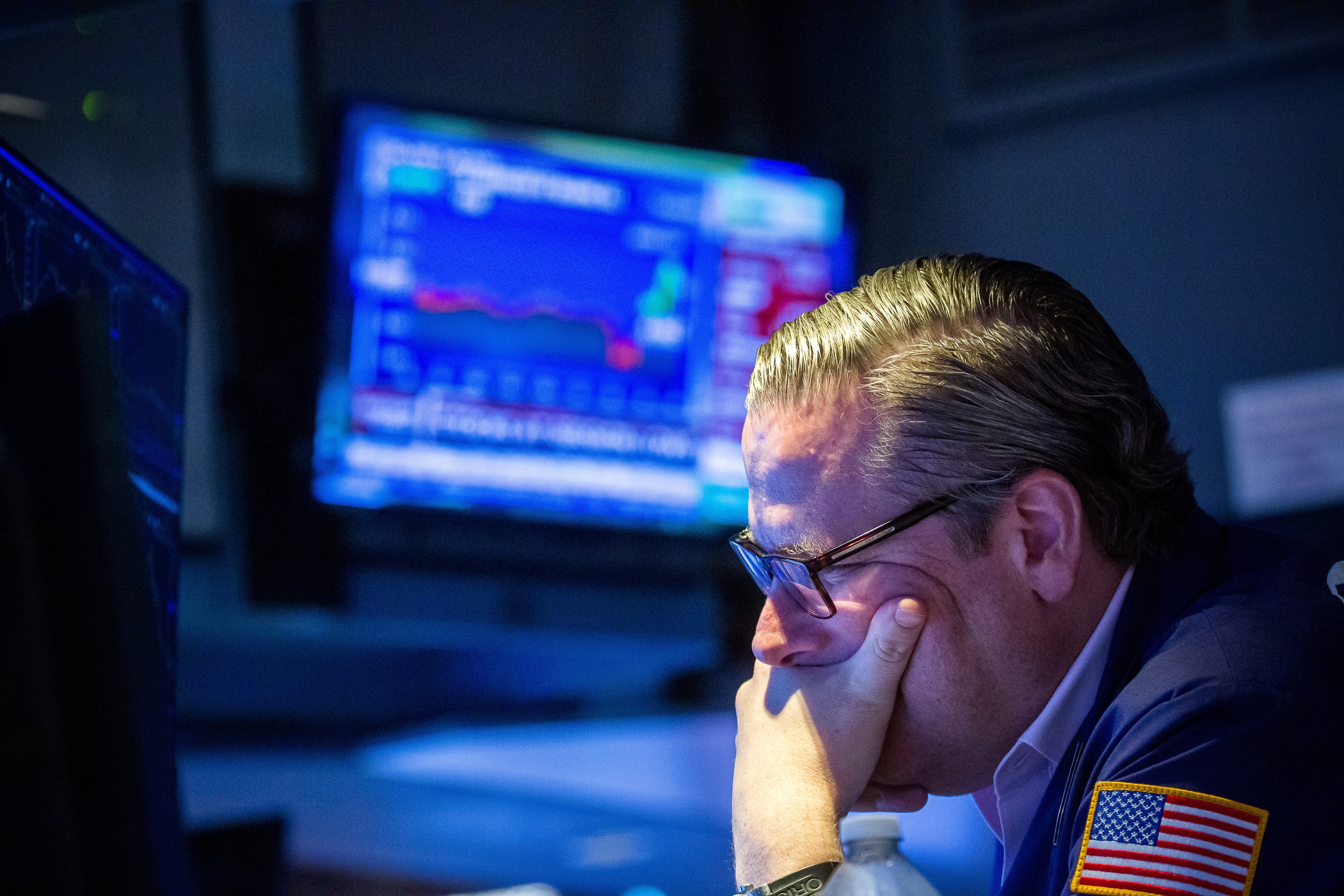 A trader works on the floor of the New York Stock Exchange on November 2. Stocks fell after Federal Reserve chair Jay Powell said it was “very premature” to consider pausing interest rate rises. Photo: Xinhua