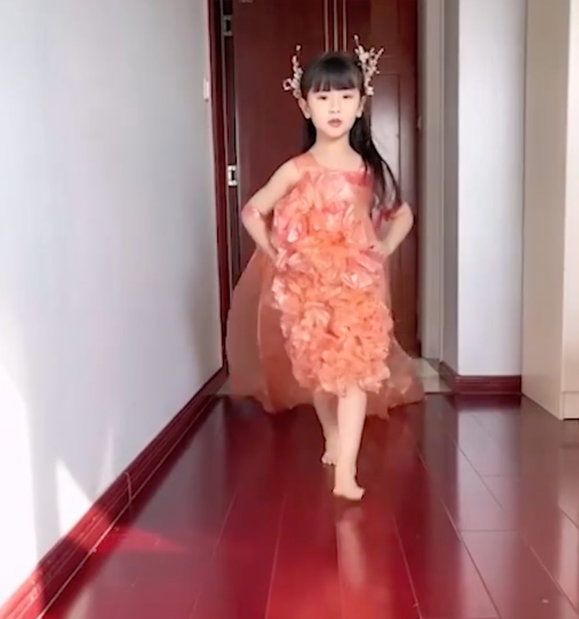 Rubbish fashion show: mother in China transforms garbage bags into ...