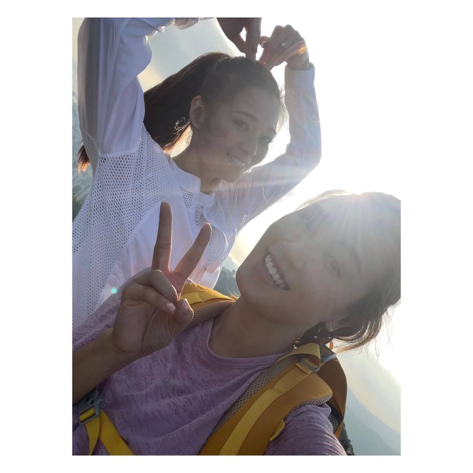 Koni Lui and Andrea So going hiking. Photo: @konniecrab/Instagram