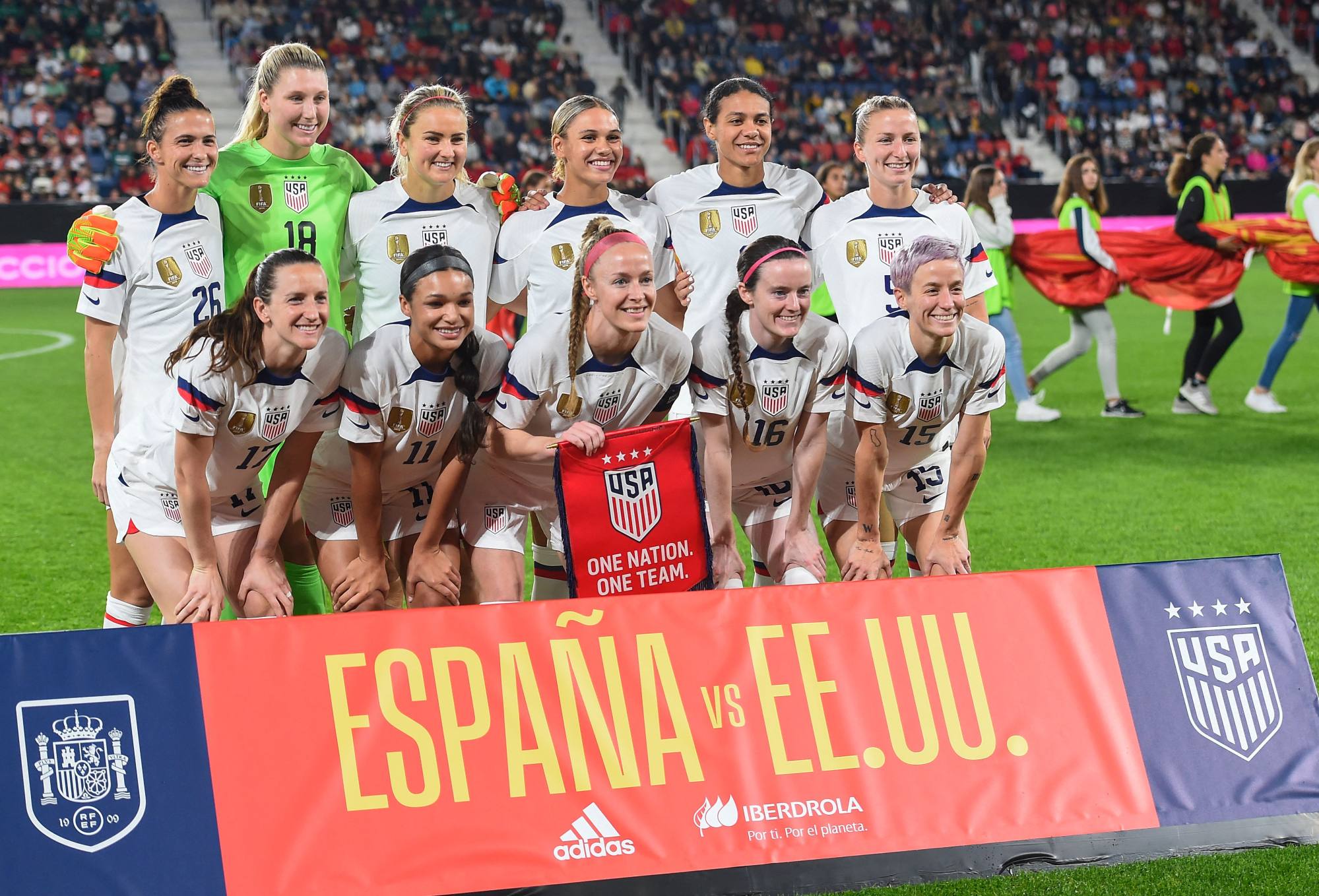 Carson Pickett, Casey Murphy, Lindsey Horan, Trinity Rodman, Alana Cook, Hailie Mace, Andi Sullivan, Sophia Smith, Becky Sauerbrunn, Rose Lavelle and Megan Rapinoe pose for a group picture before the start of the women’s international friendly football match between Spain and the US at El Sadar stadium in Pamplona, on October 11. Photo: AFP