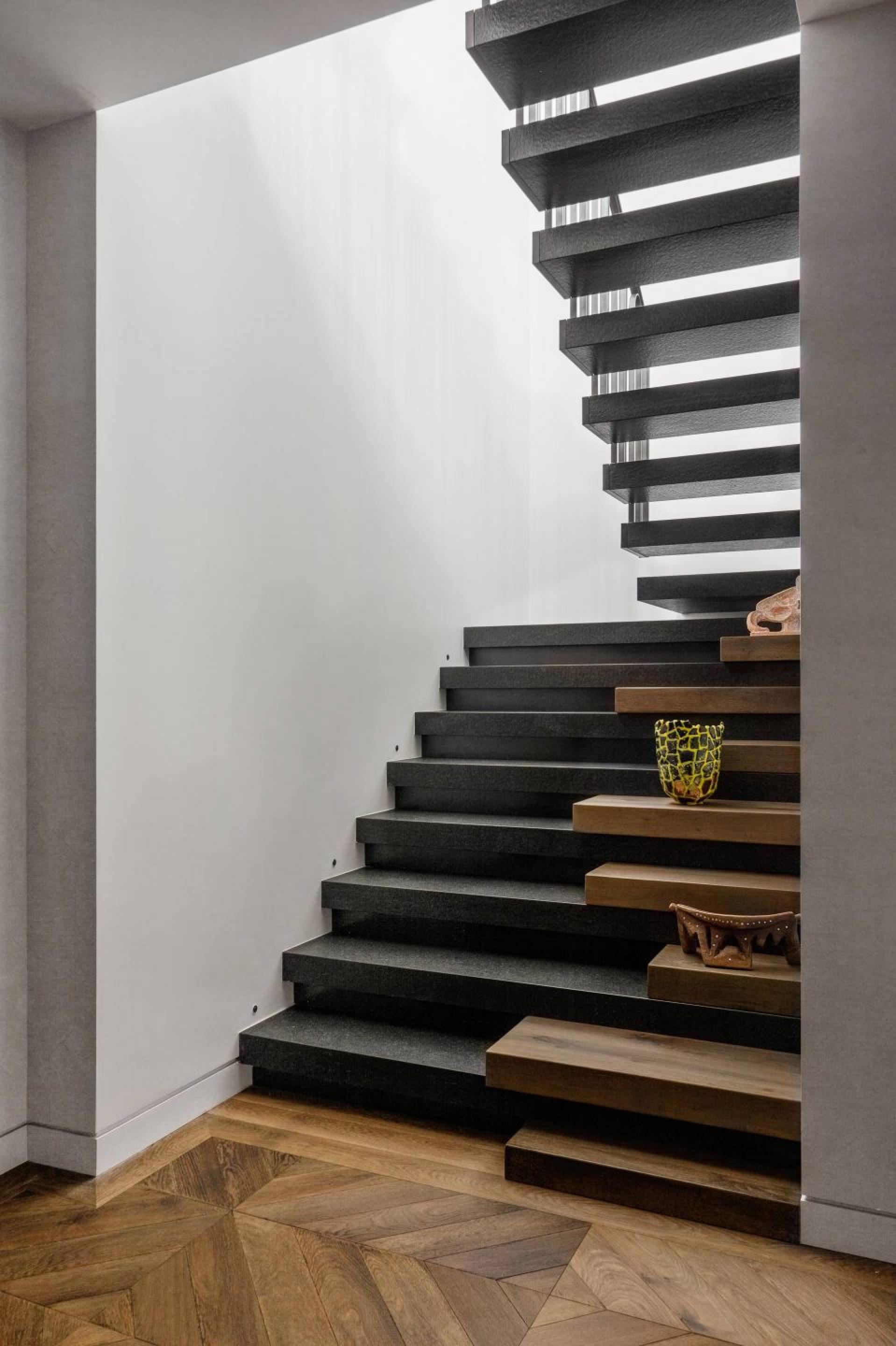 Trevor Noah’s Manhattan penthouse has a floating staircase.