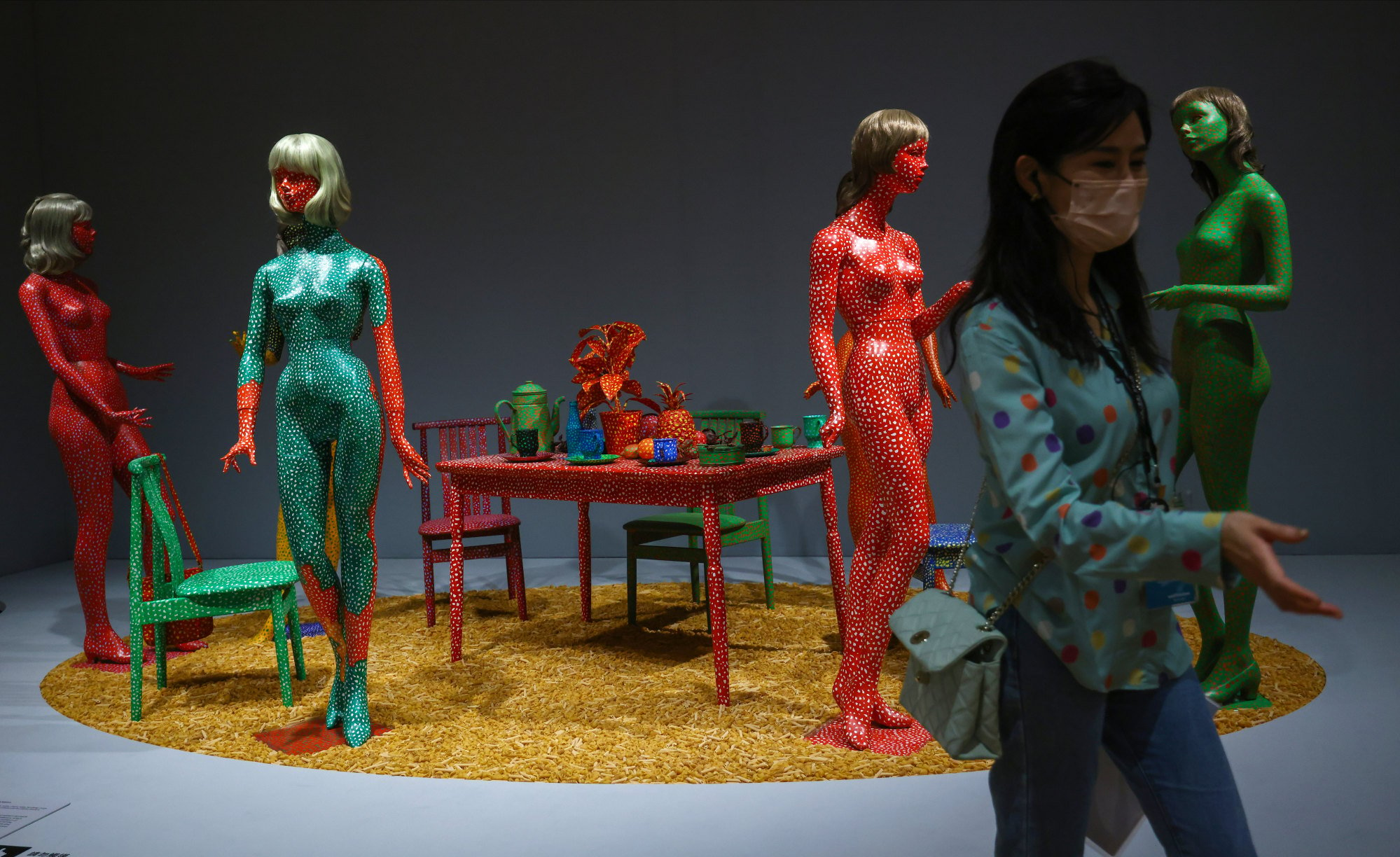 Monitors show Japanese artist Yayoi Kusama near Shibuya Scramble in Tokyo  on Dec. 4, 2022. It was a collaborated installation art by Kusama and  France's luxury brand Louis Vuitton. ( The Yomiuri Shimbun via AP Images  Stock Photo - Alamy