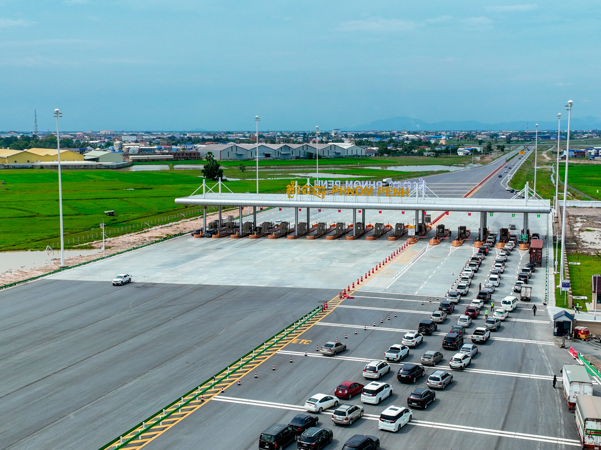 Vehicles line up at a toll station on Cambodia’s new Phnom Penh-Sihanoukville road, which took more than three years to build and was funded by China. Photo: Xinhua