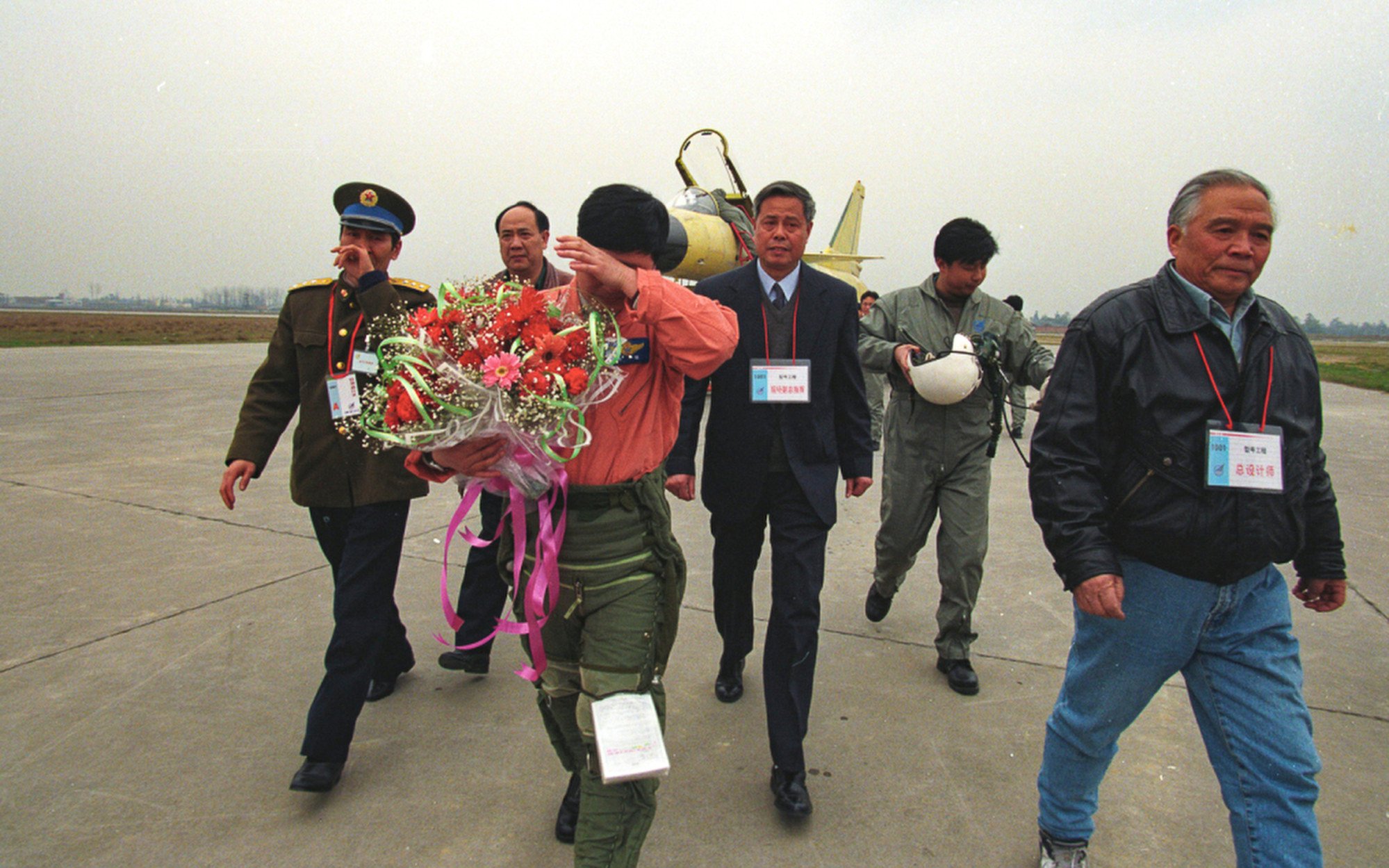 Lei Qiang (with bouquet), the test pilot for the J-10’s maiden flight, and J-10 chief designer Song Wencong (right) on March 23, 1998, after the prototype landed. Photo: Handout