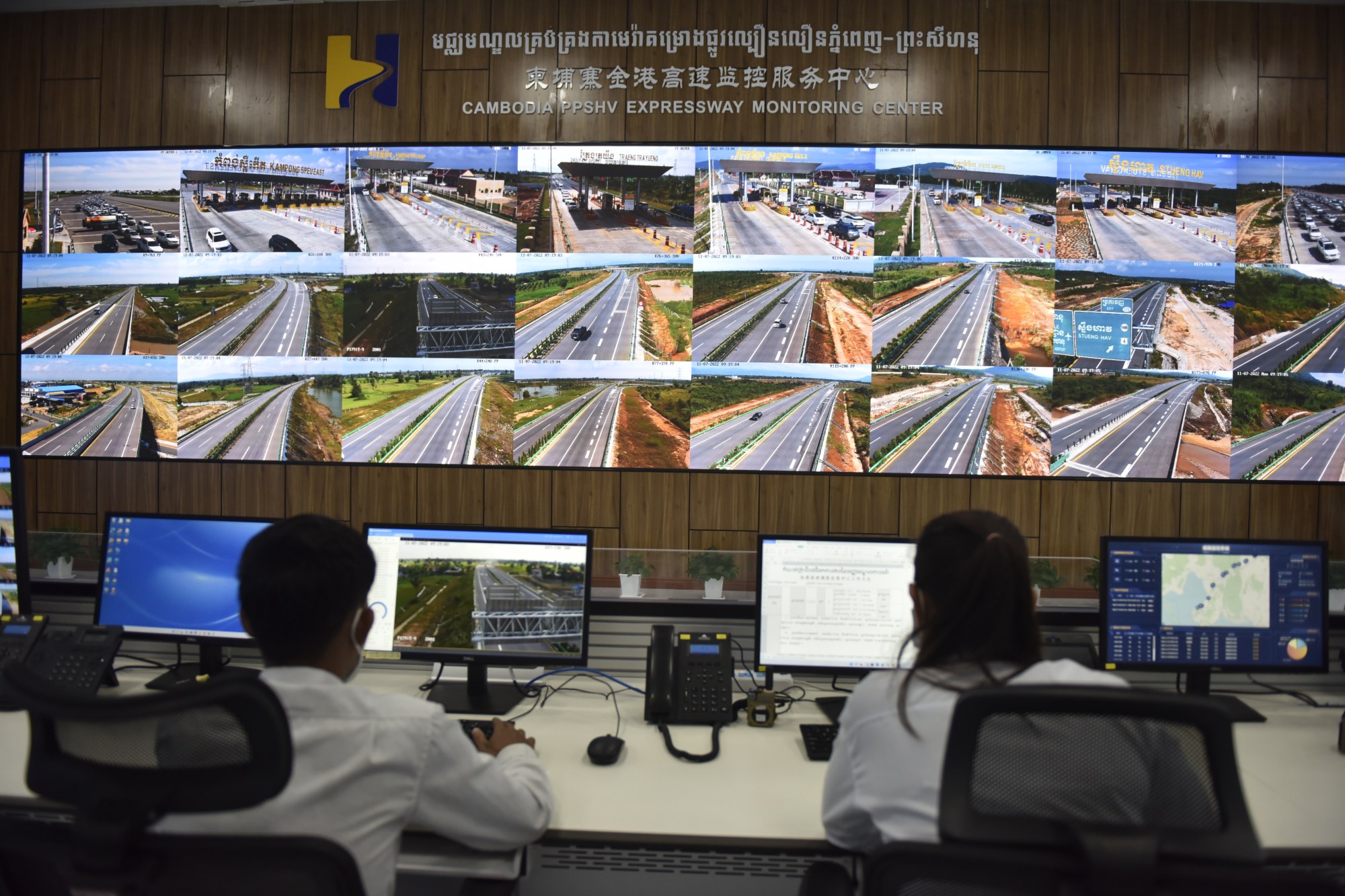 Staff monitor traffic on the new Phnom Penh-Sihanoukville road. Photo: Xinhua