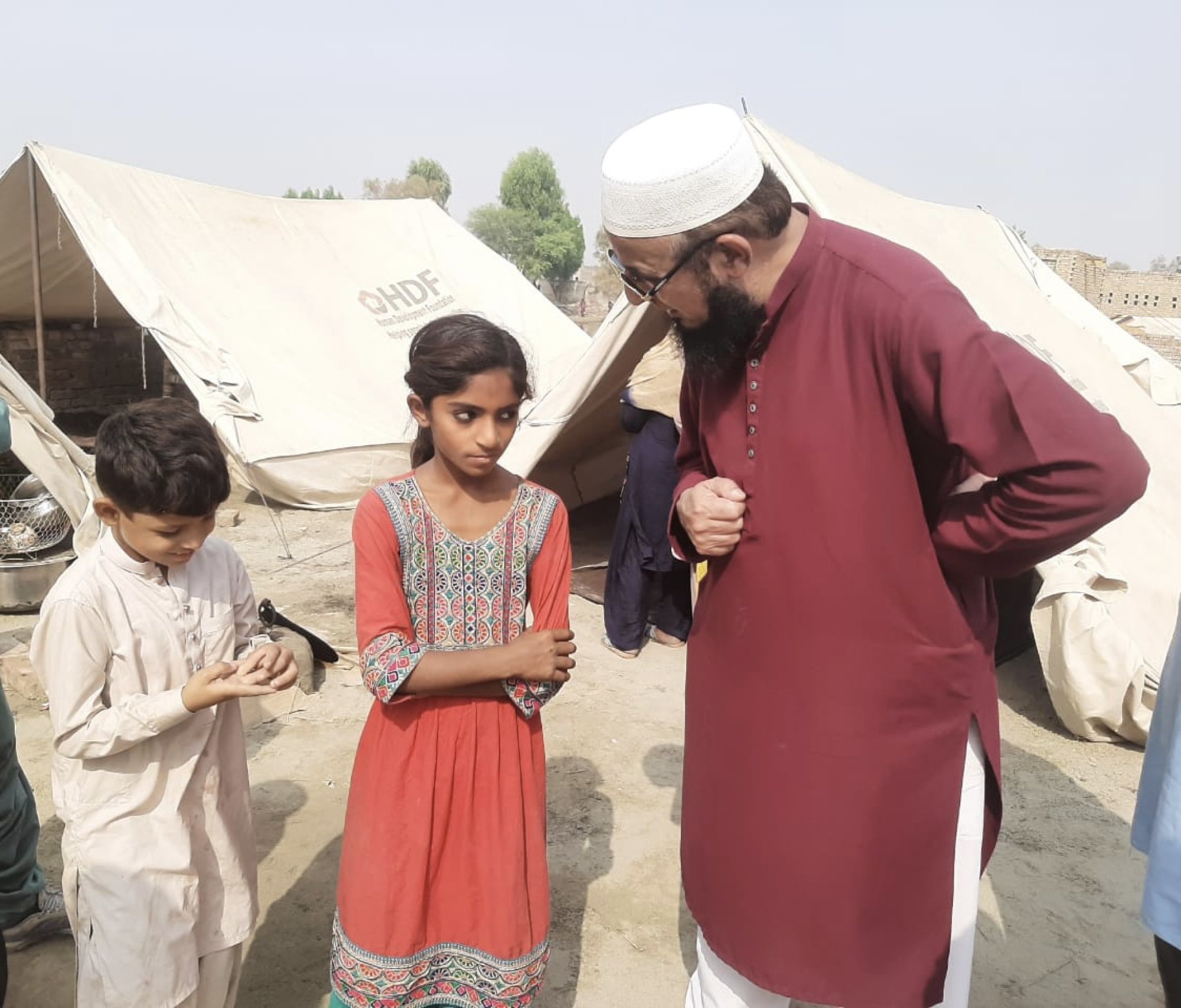 Mazhar Abbasi inspecting health conditions of women and children in flood affected Sindh. Photo: Mazhar Abbasi