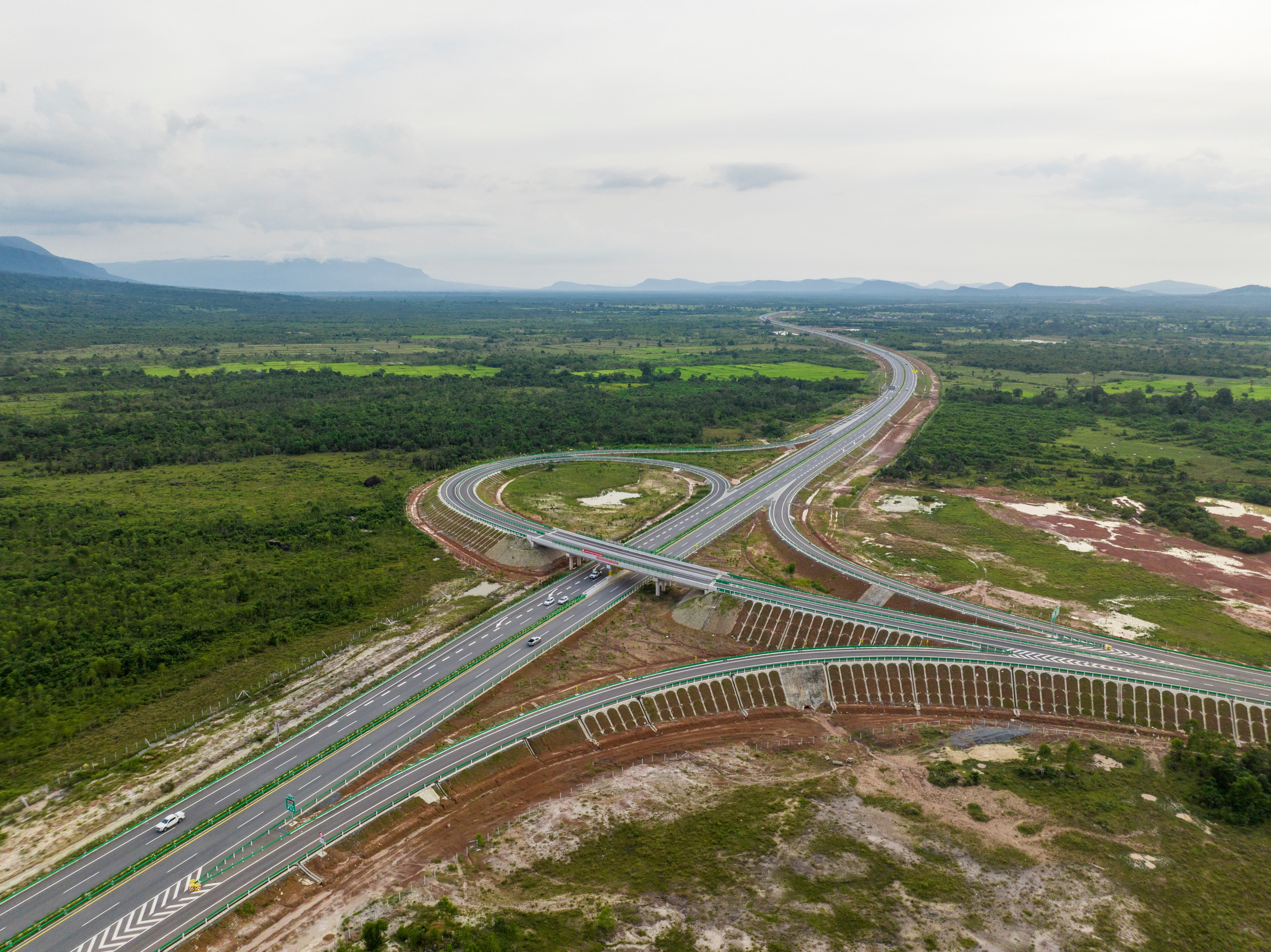 The Phnom Penh-Sihanoukville road in Cambodia. The route, funded by China, has been giving a boost to the country’s economic growth and tourism development, opening in October for a one-month free trial. Photo: Xinhua