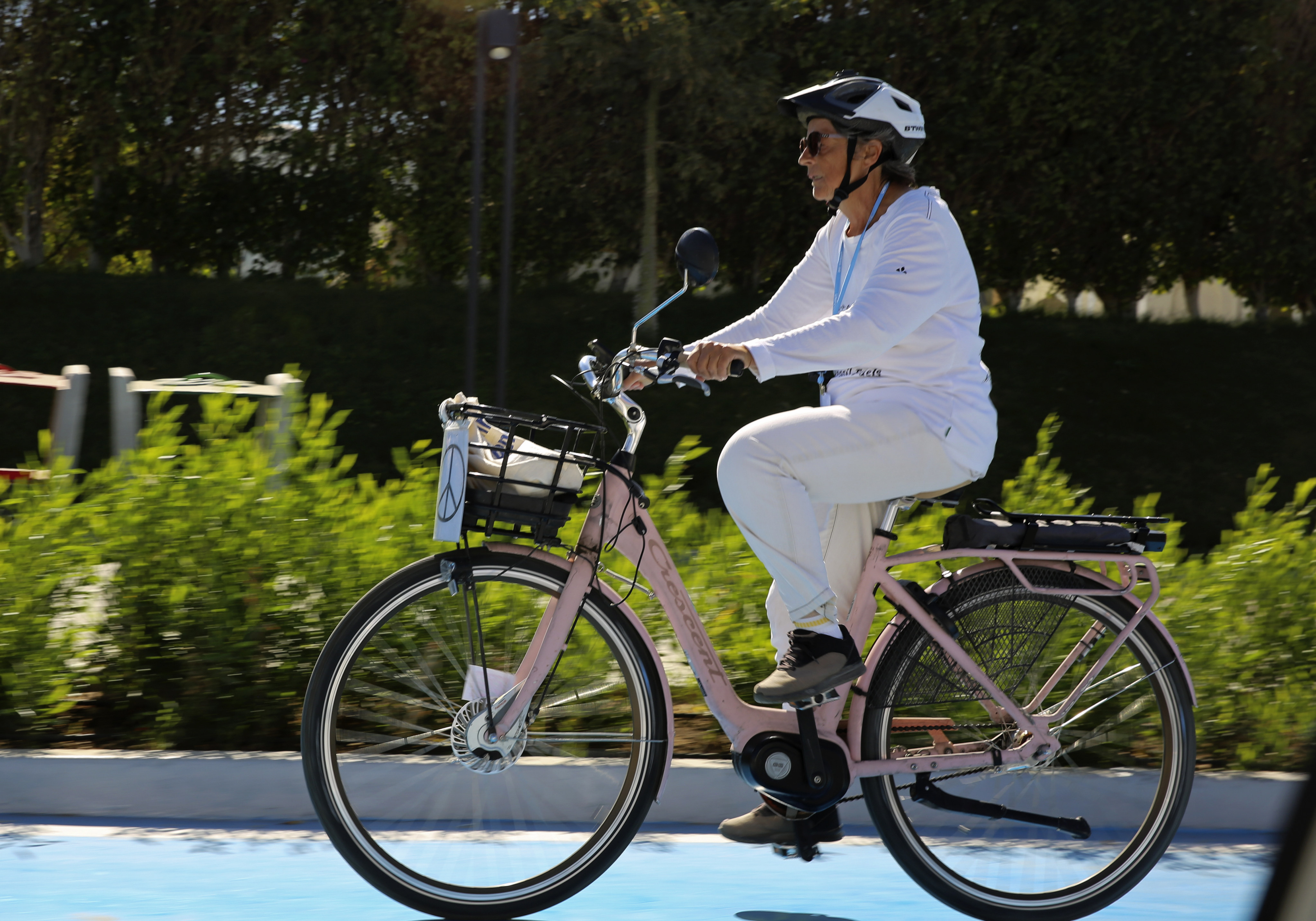 Dorothee Hildebrandt, 72, rides her bike to the UN climate summit COP27 in Sharm el-Sheikh, Egypt on Saturday. Photo: AP 