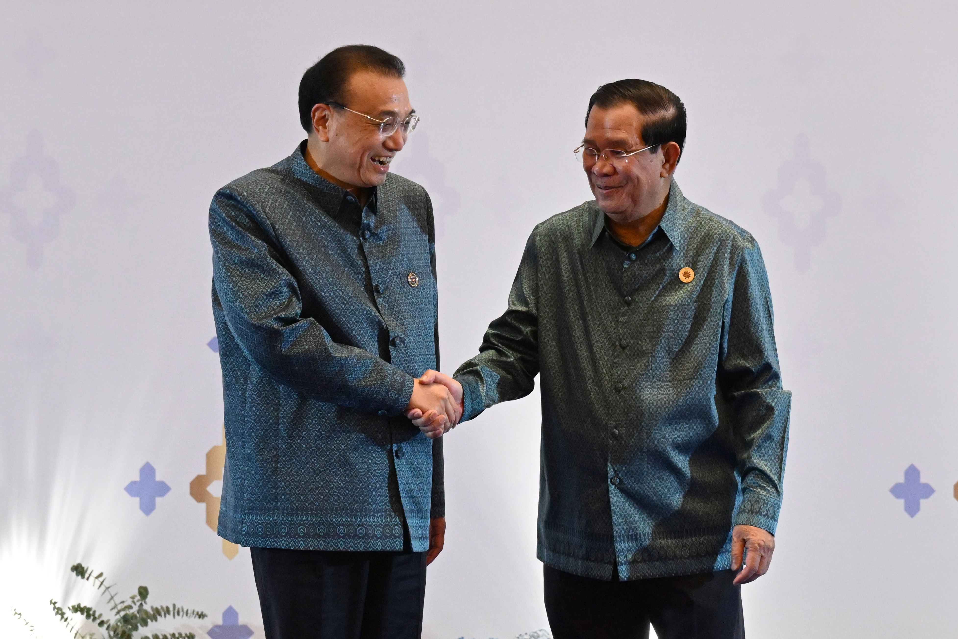 Chinese Premier Li Keqiang shakes hands with Cambodia’s Prime Minister Hun Sen on Saturday during the Association of Southeast Asian Nations Summit in Phnom Penh. Photo: EPA-EFE