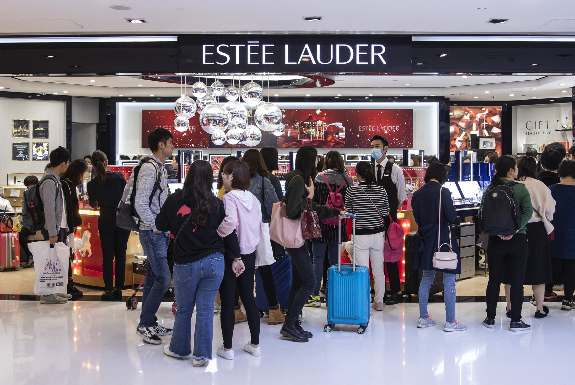 Estée Lauder buys Tom Ford brand in $2.8 billion deal 