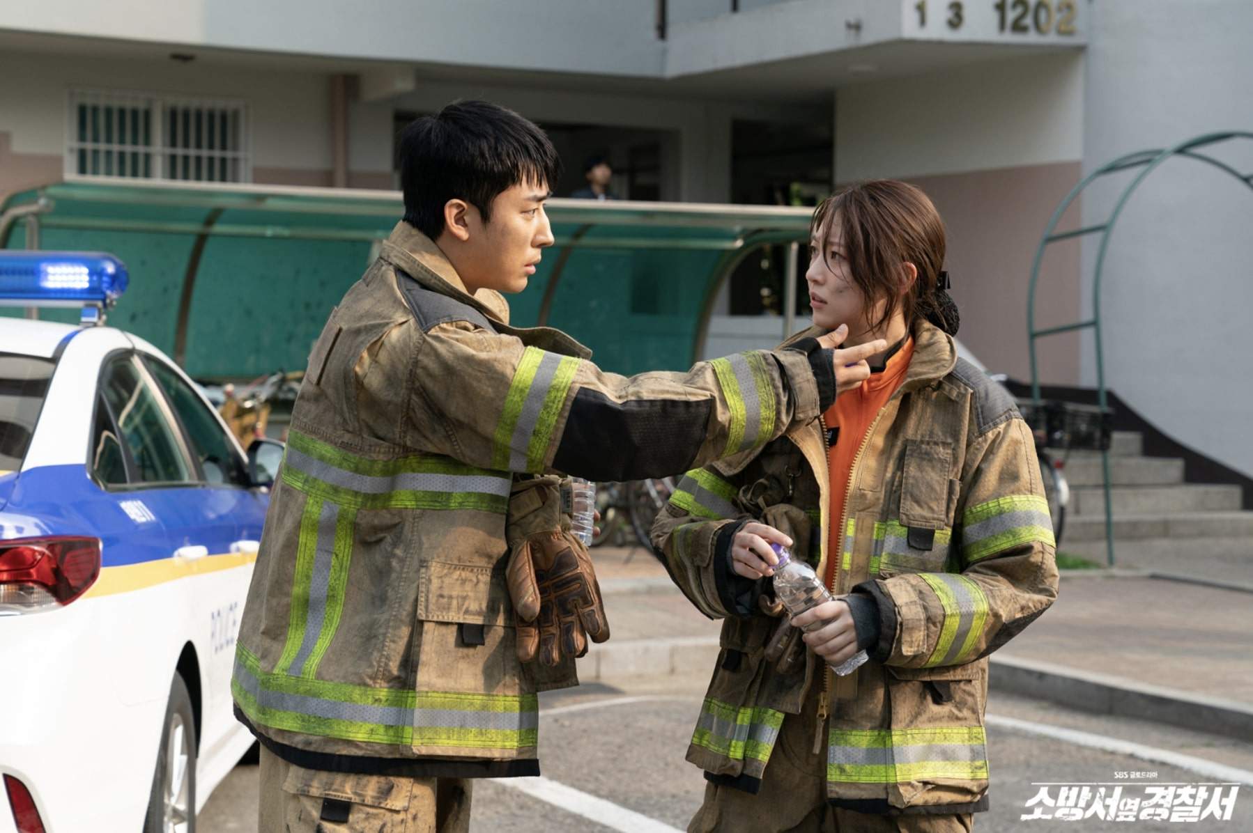 Son Ho-jun (left) and Gong Seung-yeon in a still from The First Responders.