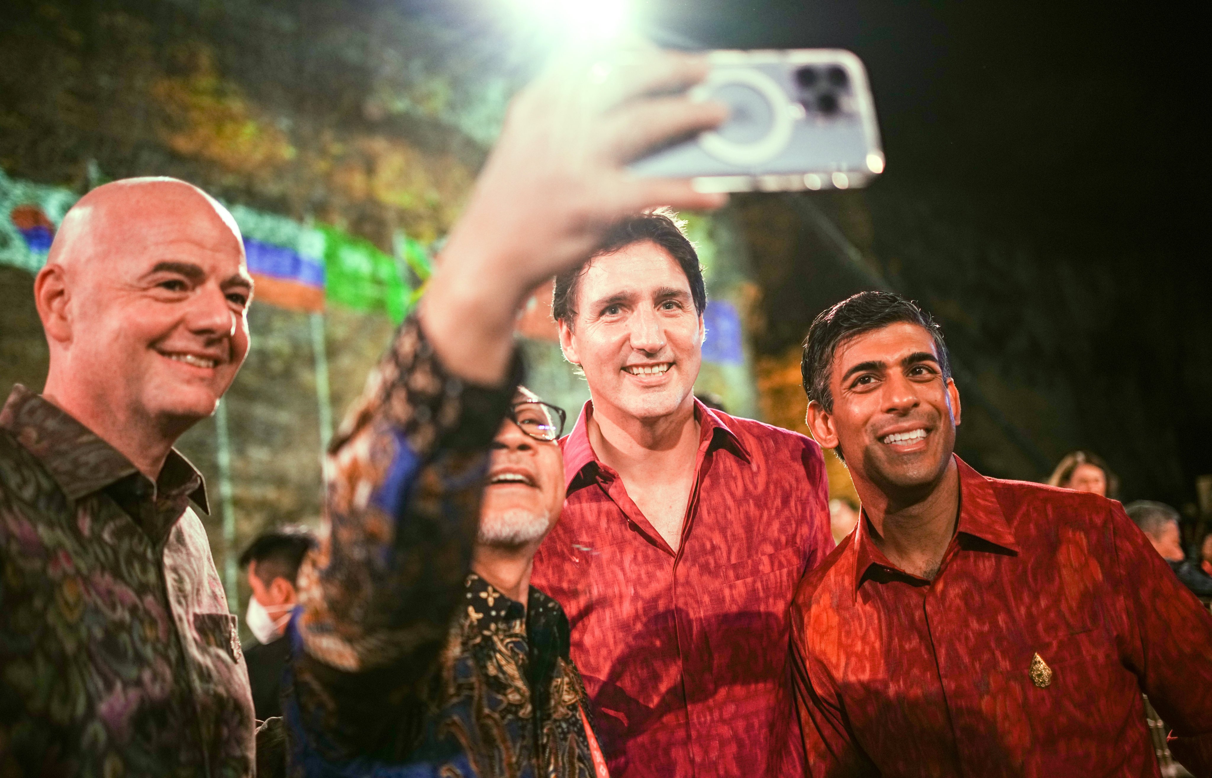Canadian Prime Minister Justin Trudeau and UK Prime Minister Rishi Sunak (right) wear matching red shirts at a dinner on the sidelines of the G20 Summit in Bali, Indonesia. Photo: Kay Nietfeld/dpa