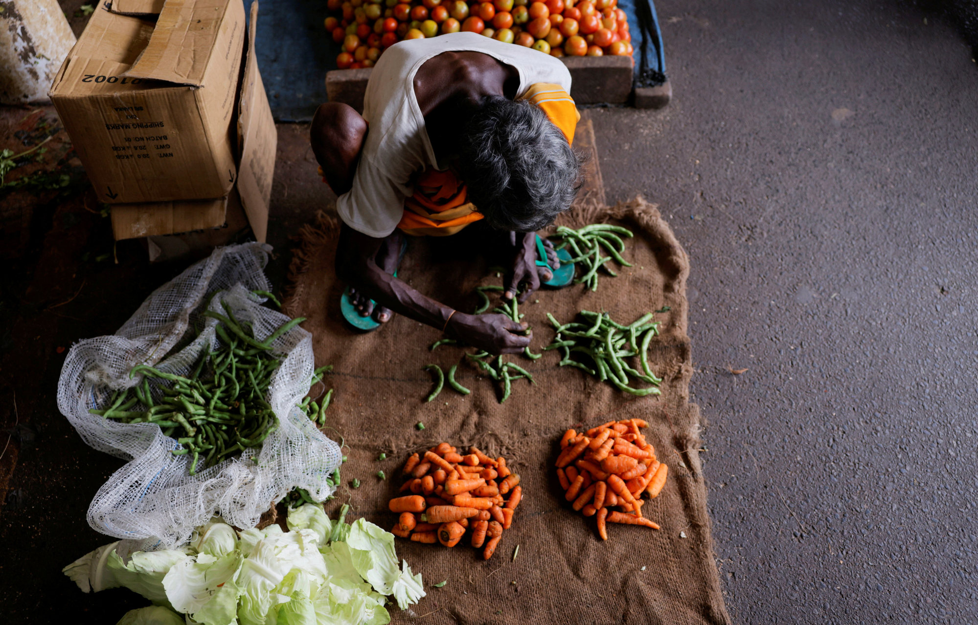 A man cleans vegetables in Sri Lanka as President Ranil Wickremesinghe announces the 2023 budget on November 14, amid the country’s economic crisis. Photo: Reuters