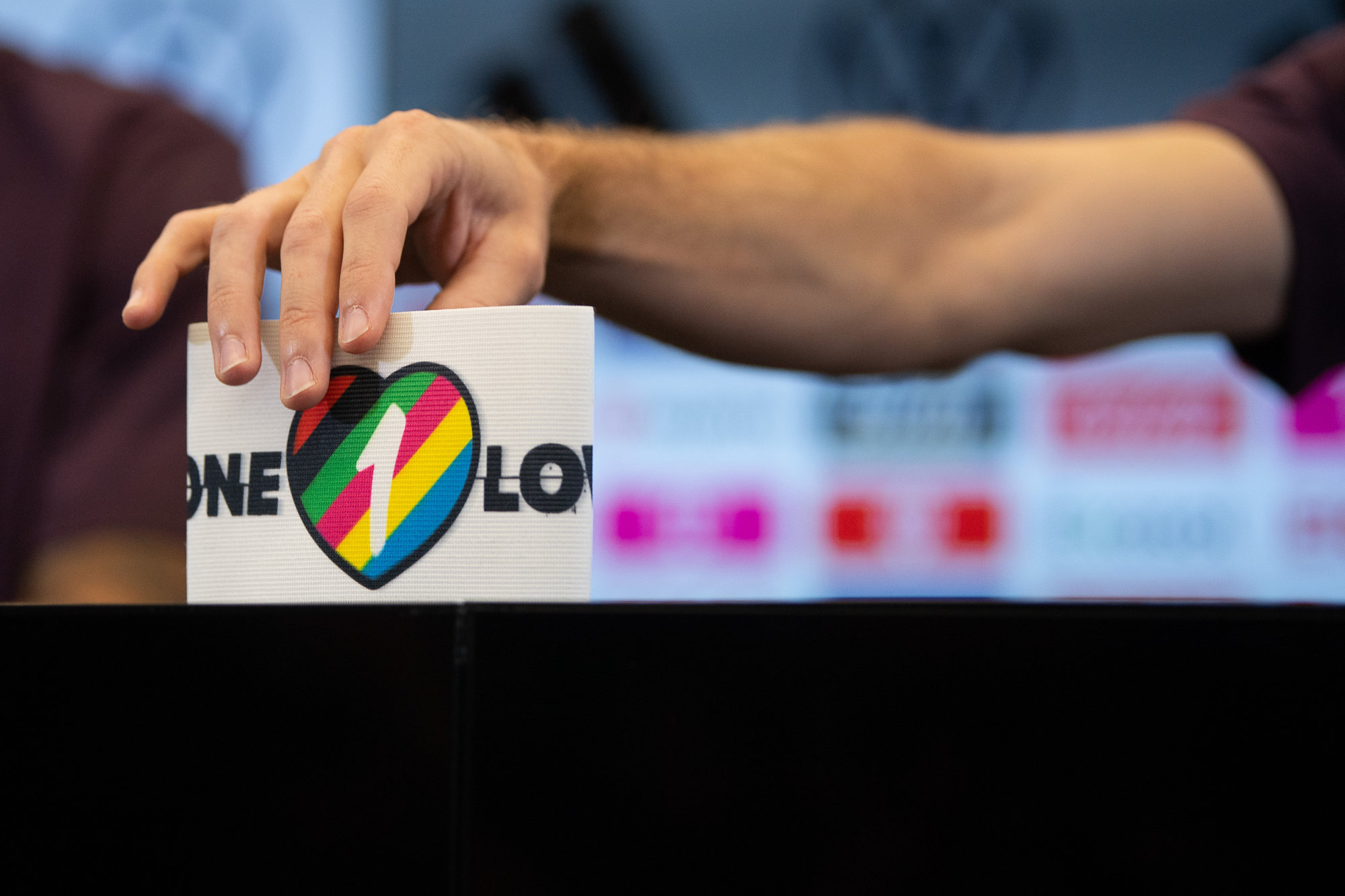 Germany’s Jonas Hofmann shows the special captain’s armband as a sign against discrimination and for diversity. Photo: dpa