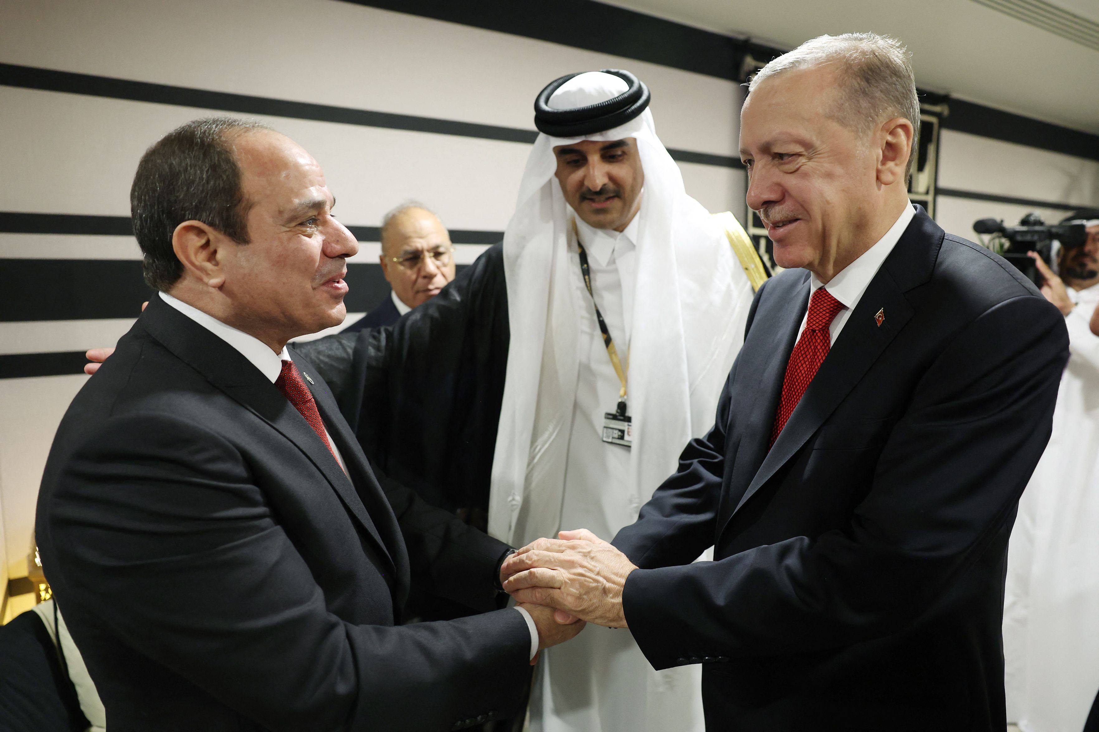Turkish President Recep Tayyip Erdogan, right, shakes hands with Egyptian President Abdel Fattah el-Sisi as they are welcomed by Qatari Emir Sheikh Tamim bin Hamad al-Thani in Doha, Qatar on Sunday. Photo: Press Office of the Presidency of Turkey / AFP