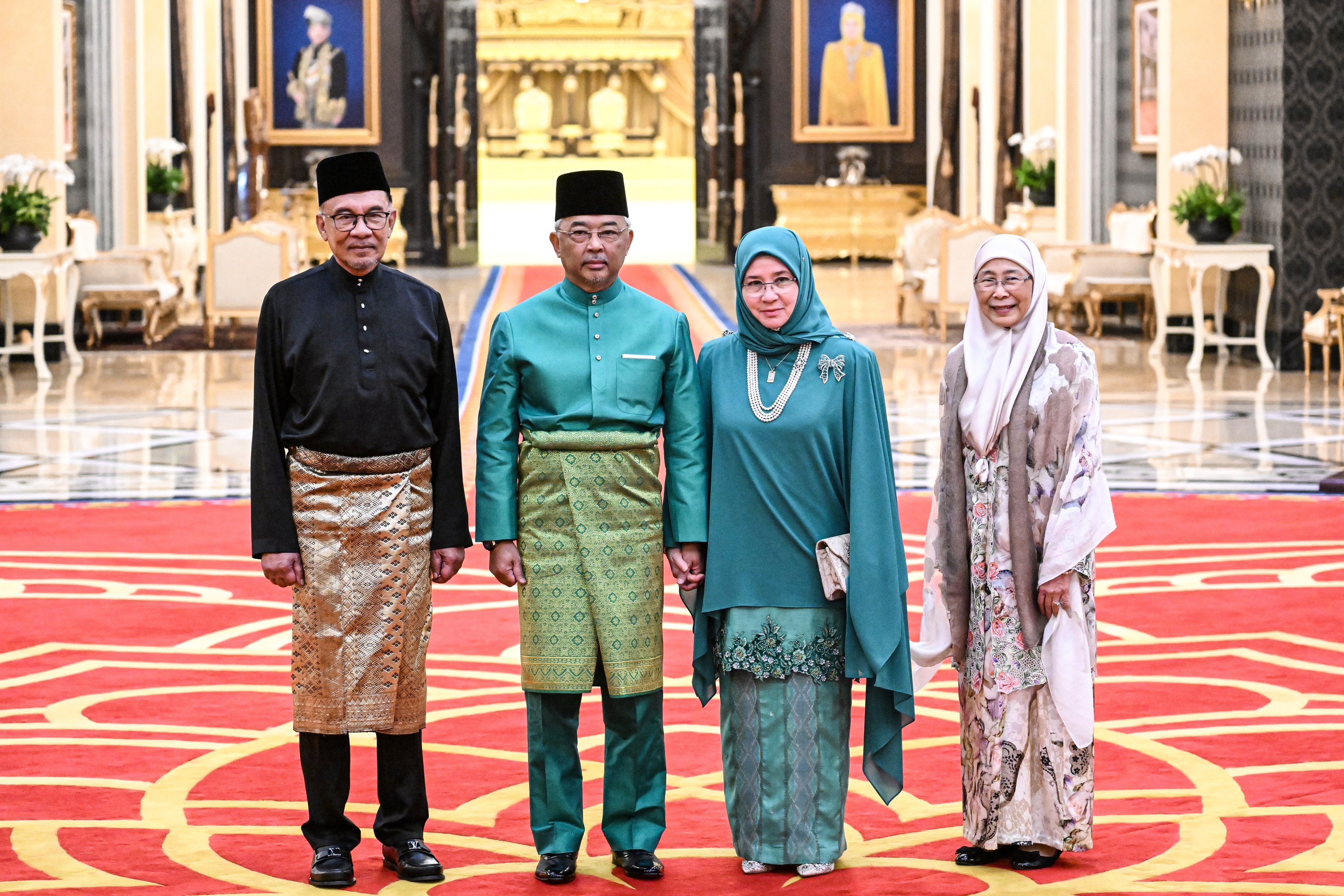 New appointed PM Anwar Ibrahim, the Malaysian king and queen, and Anwar’s wife Wan Azizah Wan Ismail after the swearing in at the National Palace. Photo: EPA-EFE