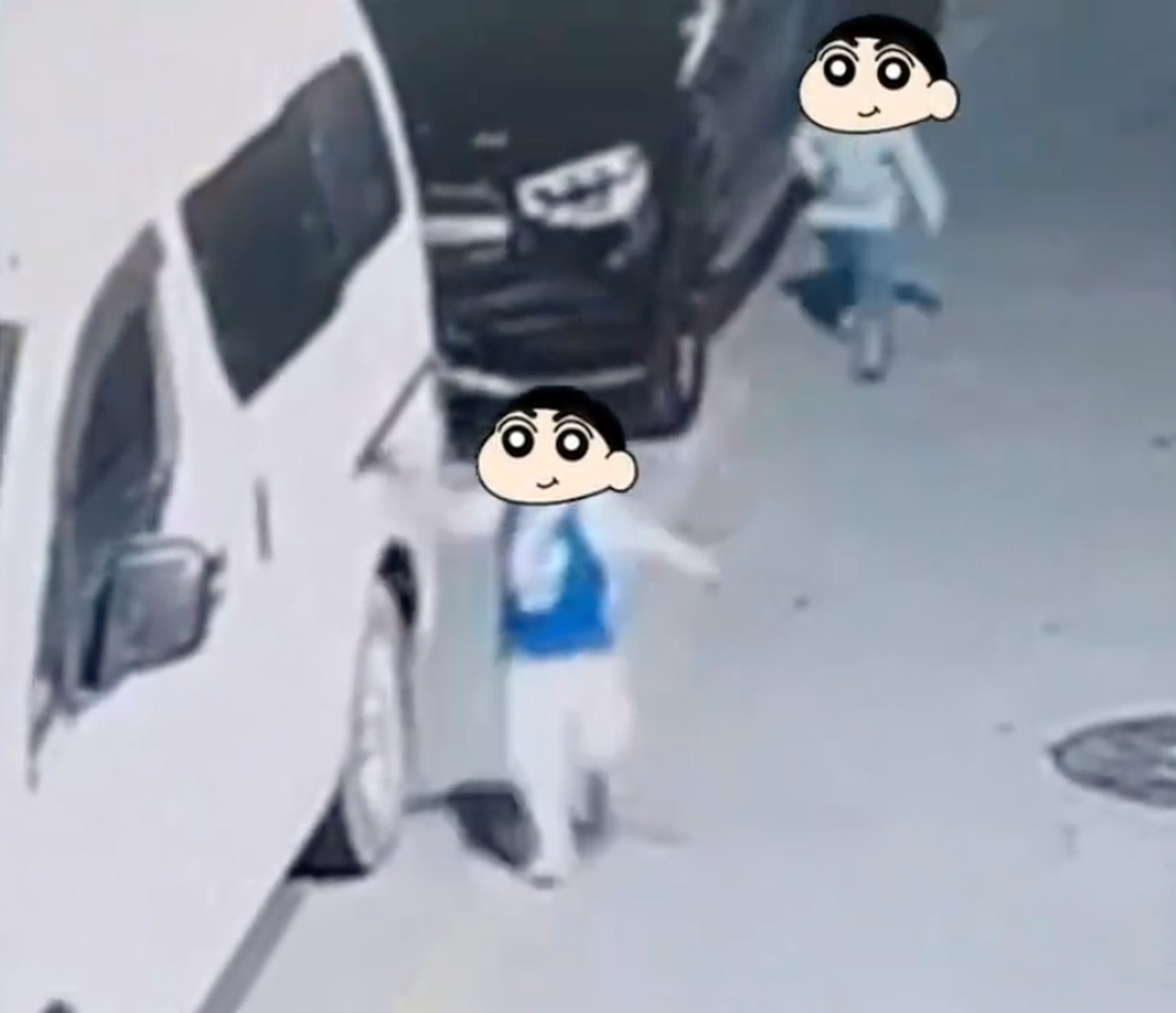 The boy and his friend caught on camera damaging the cars. Photo: Baidu