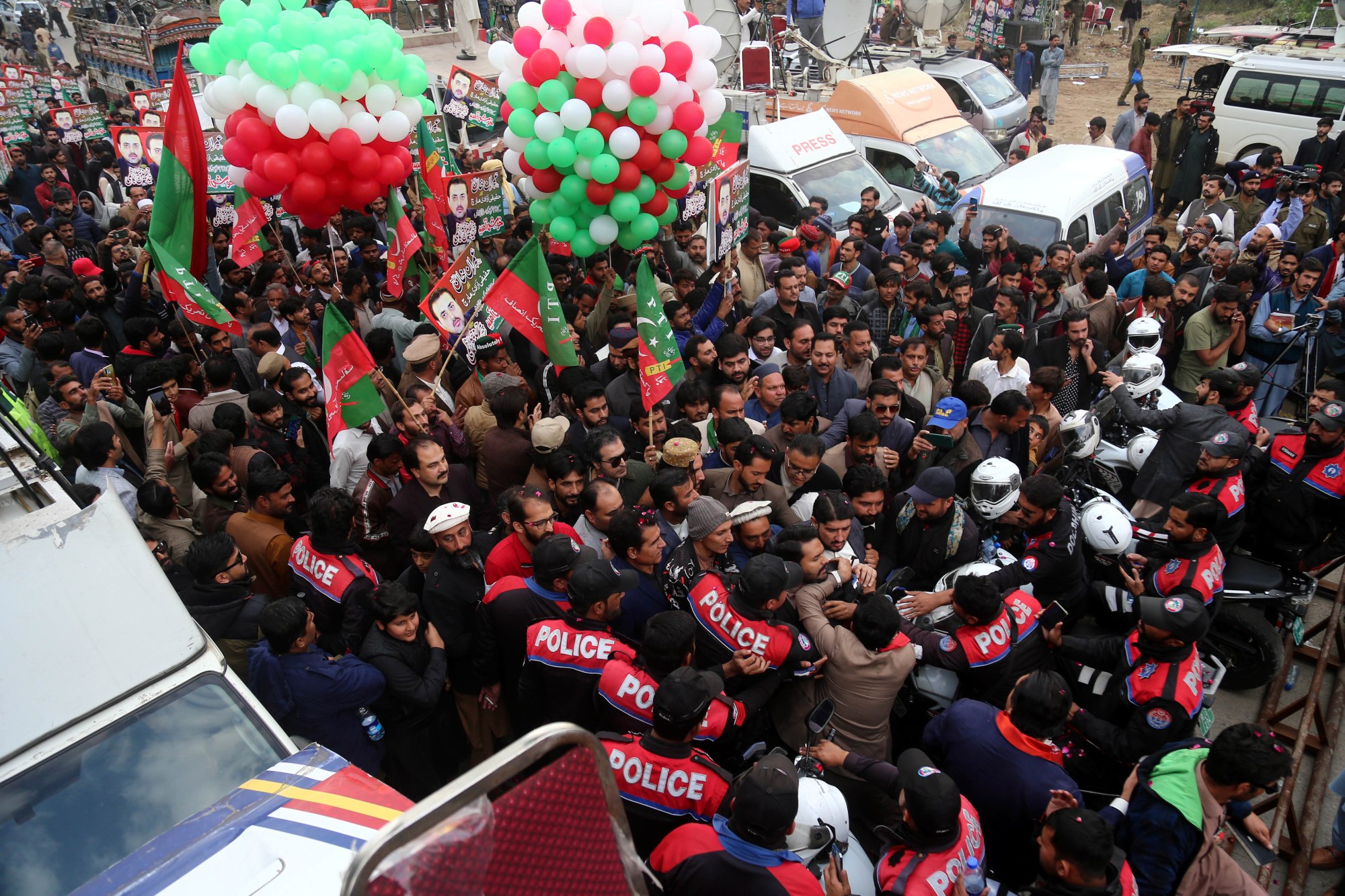 Supporters of former prime minister Imran Khan attend the protest march on November 19 as it continues following its resumption days after an assassination attempt on Khan halted the rally. Photo: EPA-EFE