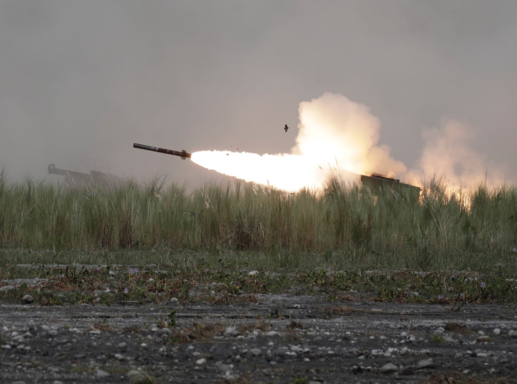 Пво перехватили. HIMARS реактивная система залпового огня артиллерия США. Реактивная система залпового огня КНДР. Снаряд РСЗО GLSDB. Ракетные стрельбы.