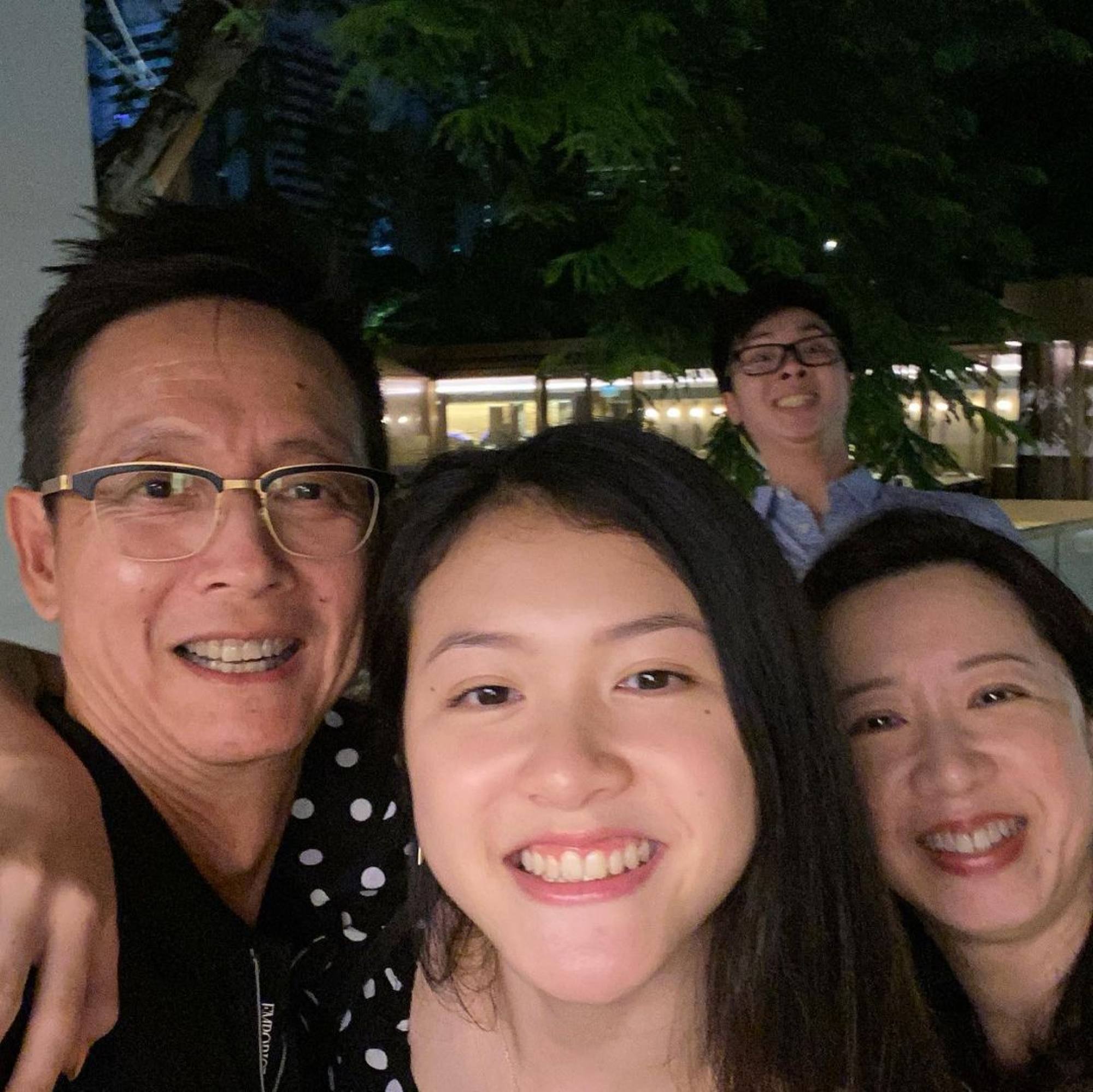 Isabella Wei and her family. Photo: @izabearlur/Instagram