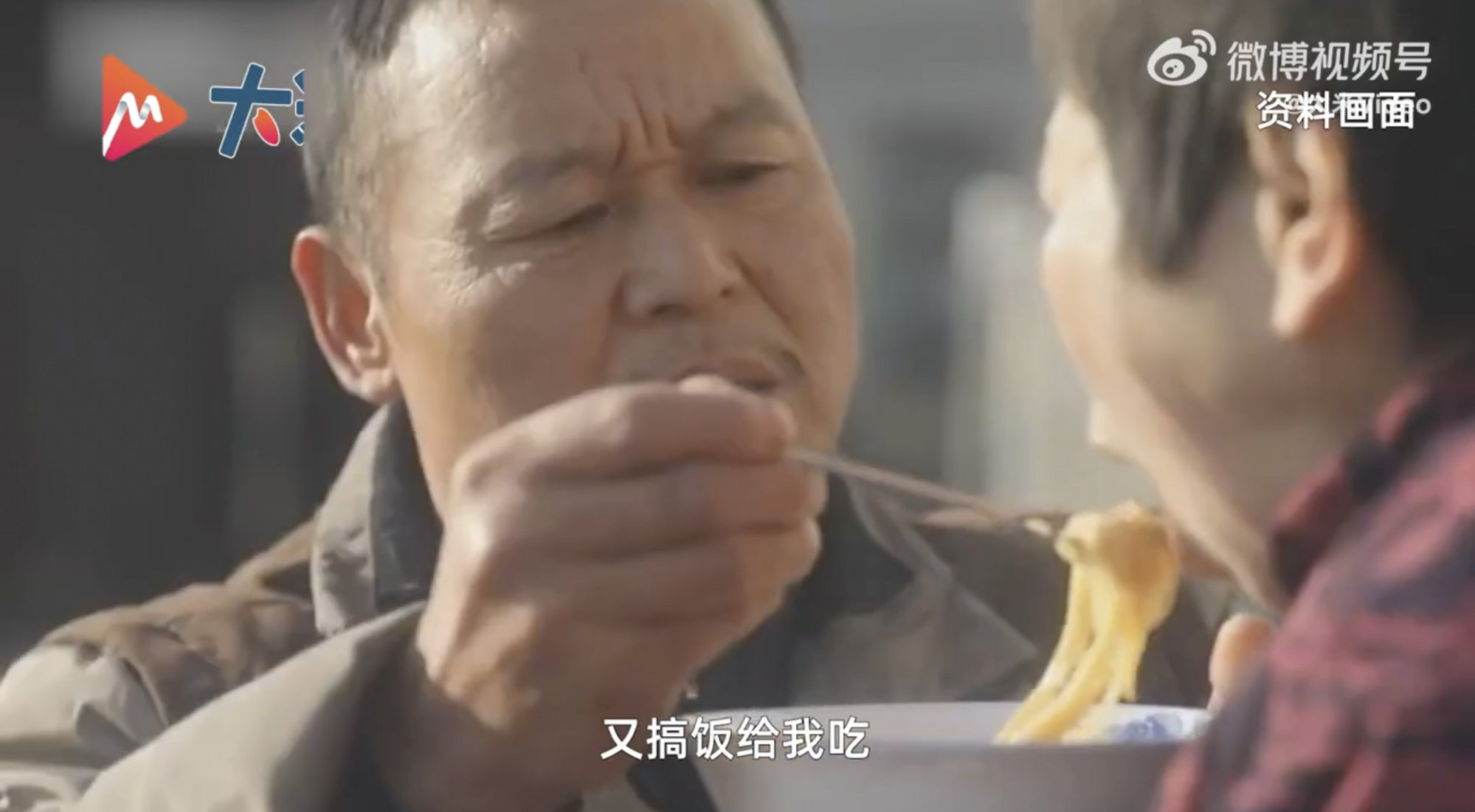 Haihua, oddaný manžel, pomáha svojej žene jesť, čomu sa venuje už viac ako 30 rokov.  Foto: WEIBO