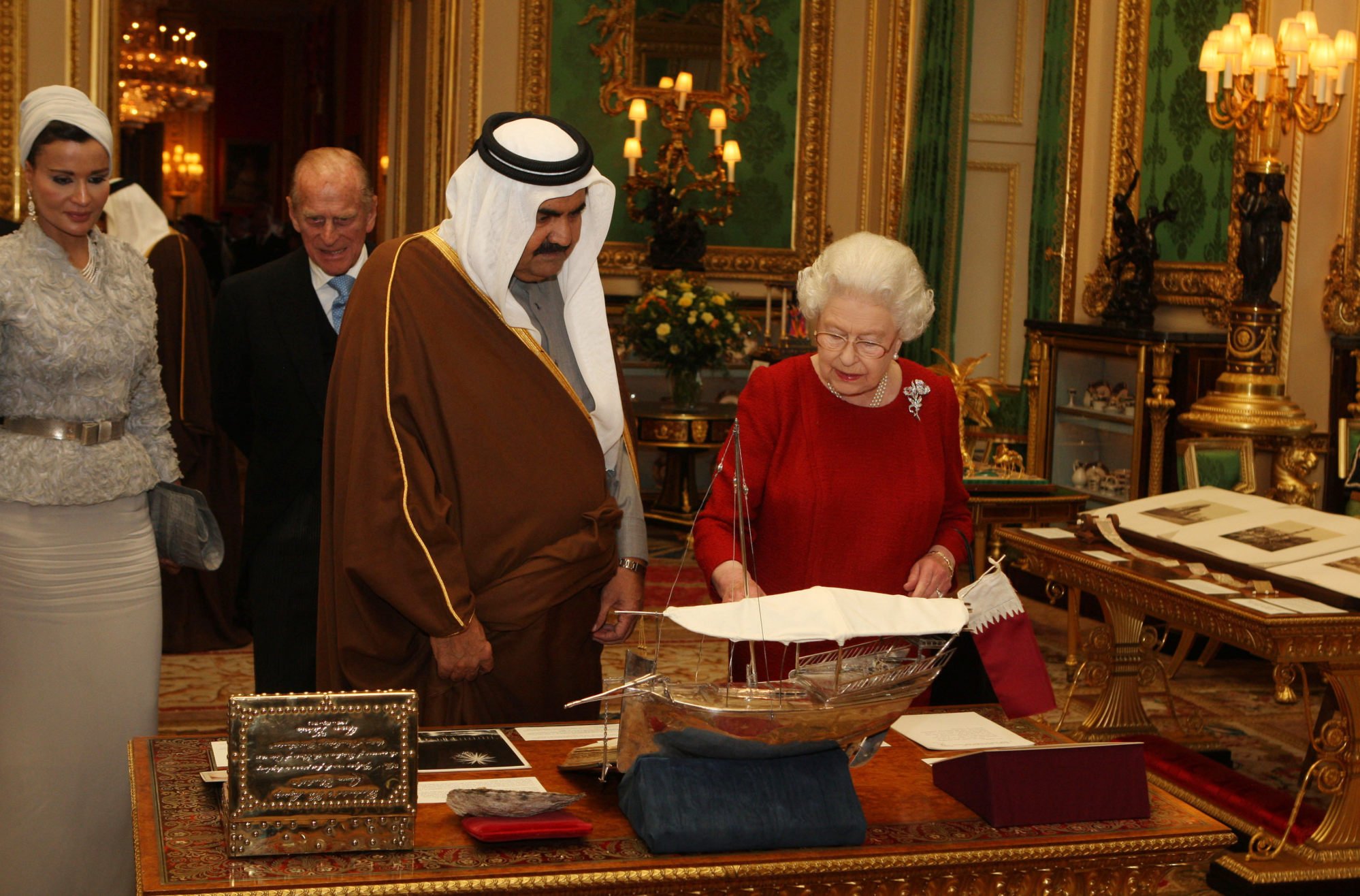 The late Queen Elizabeth shows the former Emir of Qatar, Sheikh Hamad bin Khalifa al-Thani, around exhibits with one of his three wives, Sheikha Mozah bint Nasser Al-Missned, from the Royal Collection at Windsor Castle during his state visit in 2010. Photo: Getty Images