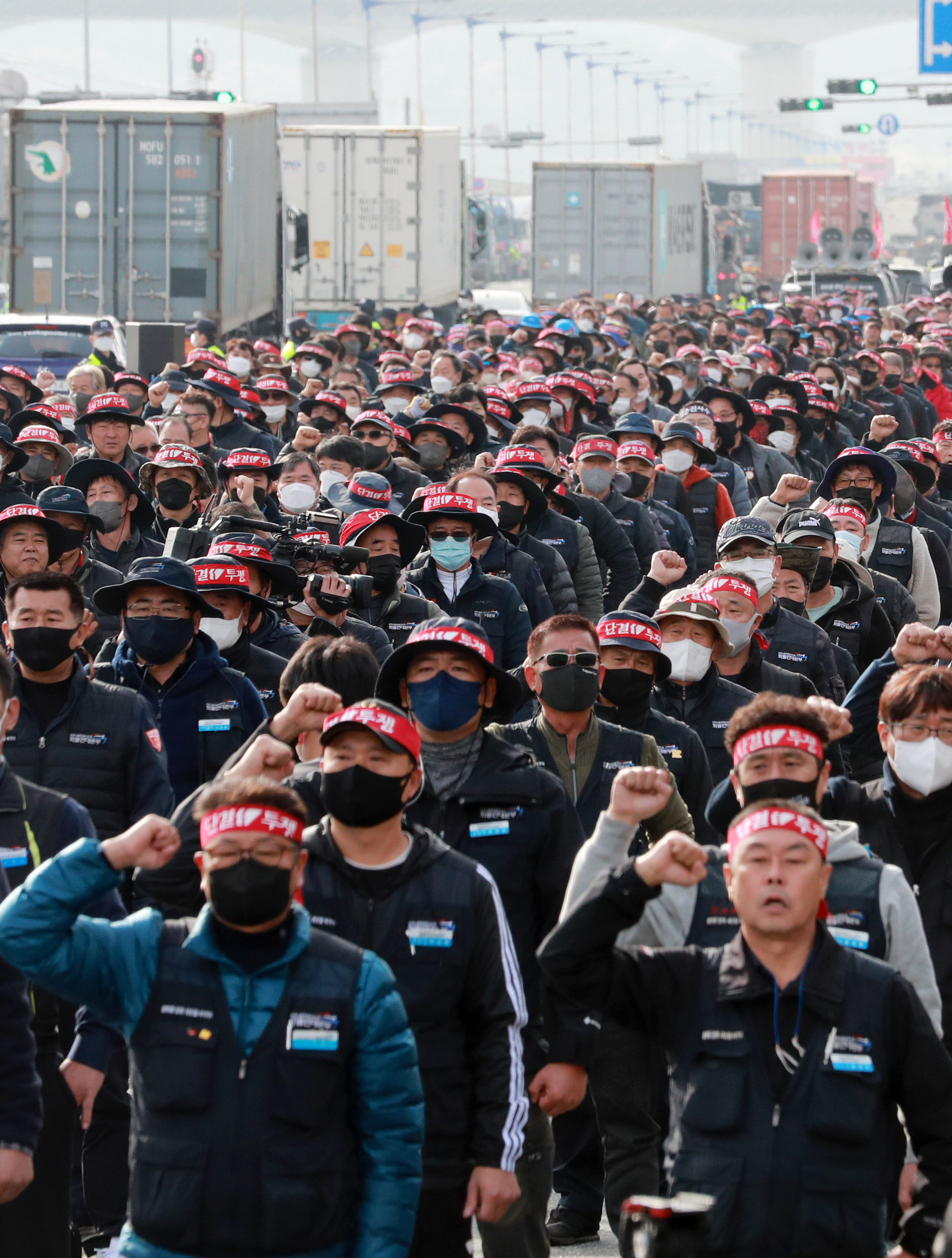 Unionised truckers shout slogans near a port in Busan. Photo: YNA/dpa