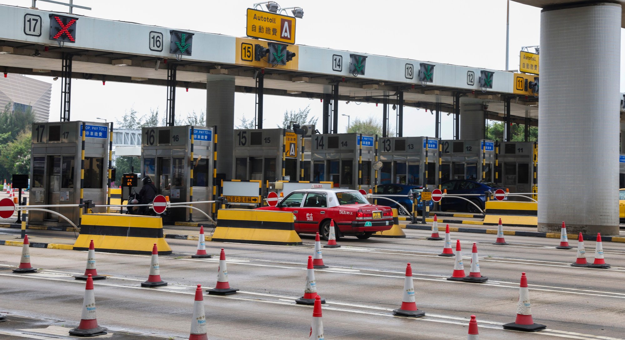 Hong Kong authorities propose raising tolls for CrossHarbour Tunnel
