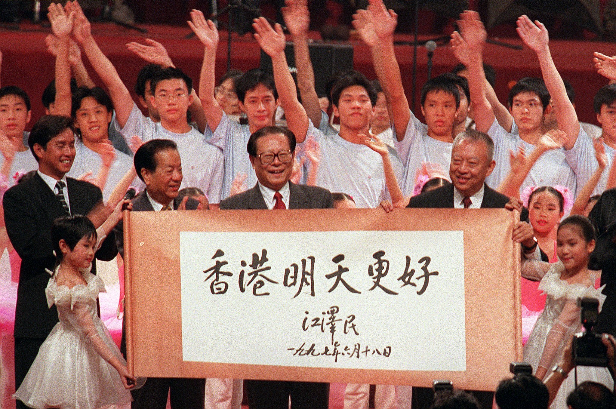 Jiang Zemin is flanked by Tung Chee-hwa (right) and Chinese foreign minister Qian Qichen at a ceremony on July 1, 1997. Photo: AFP
