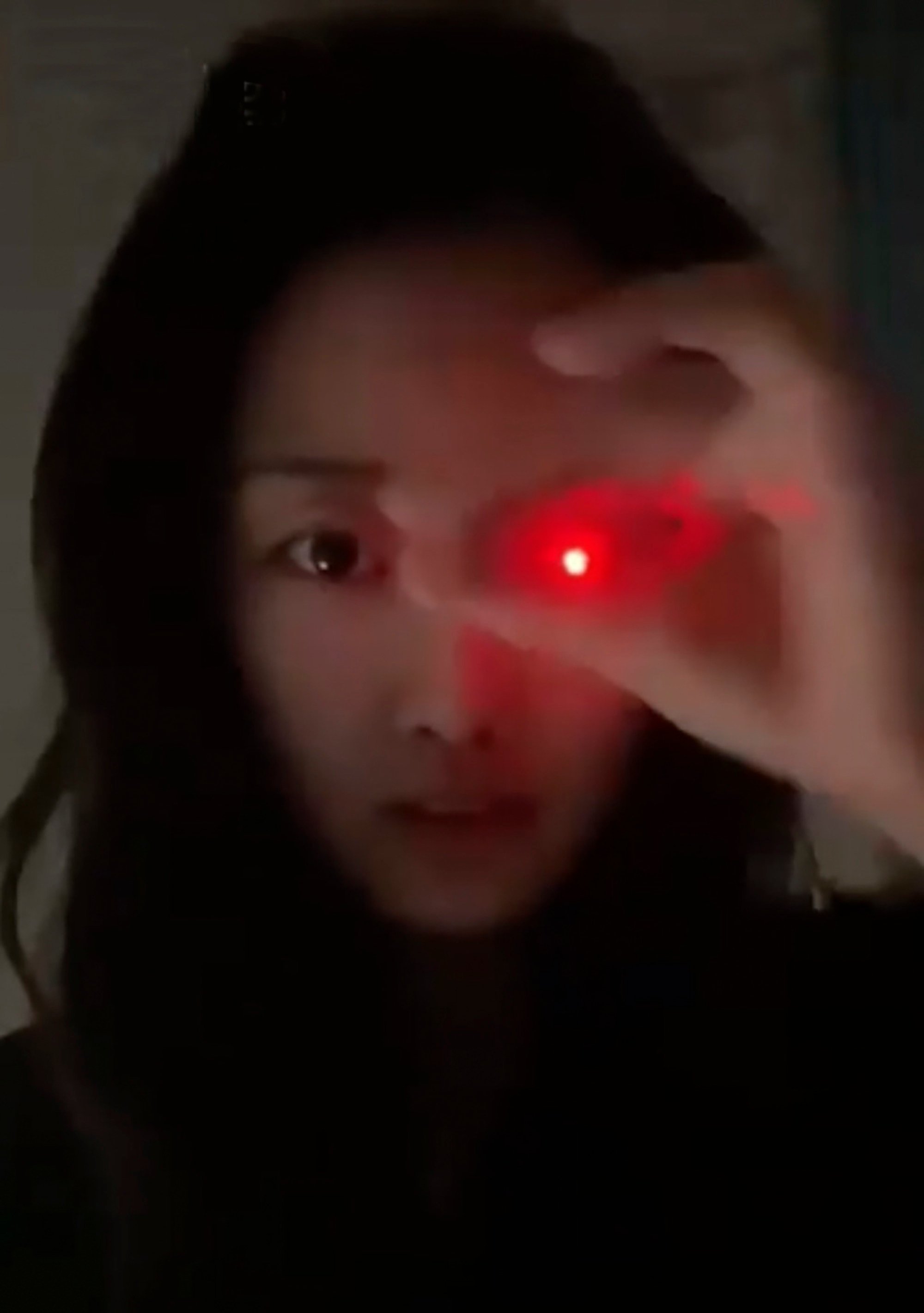 Losing an Eye Due to an Accident, This Woman Makes Fake Eyes Like a Robot