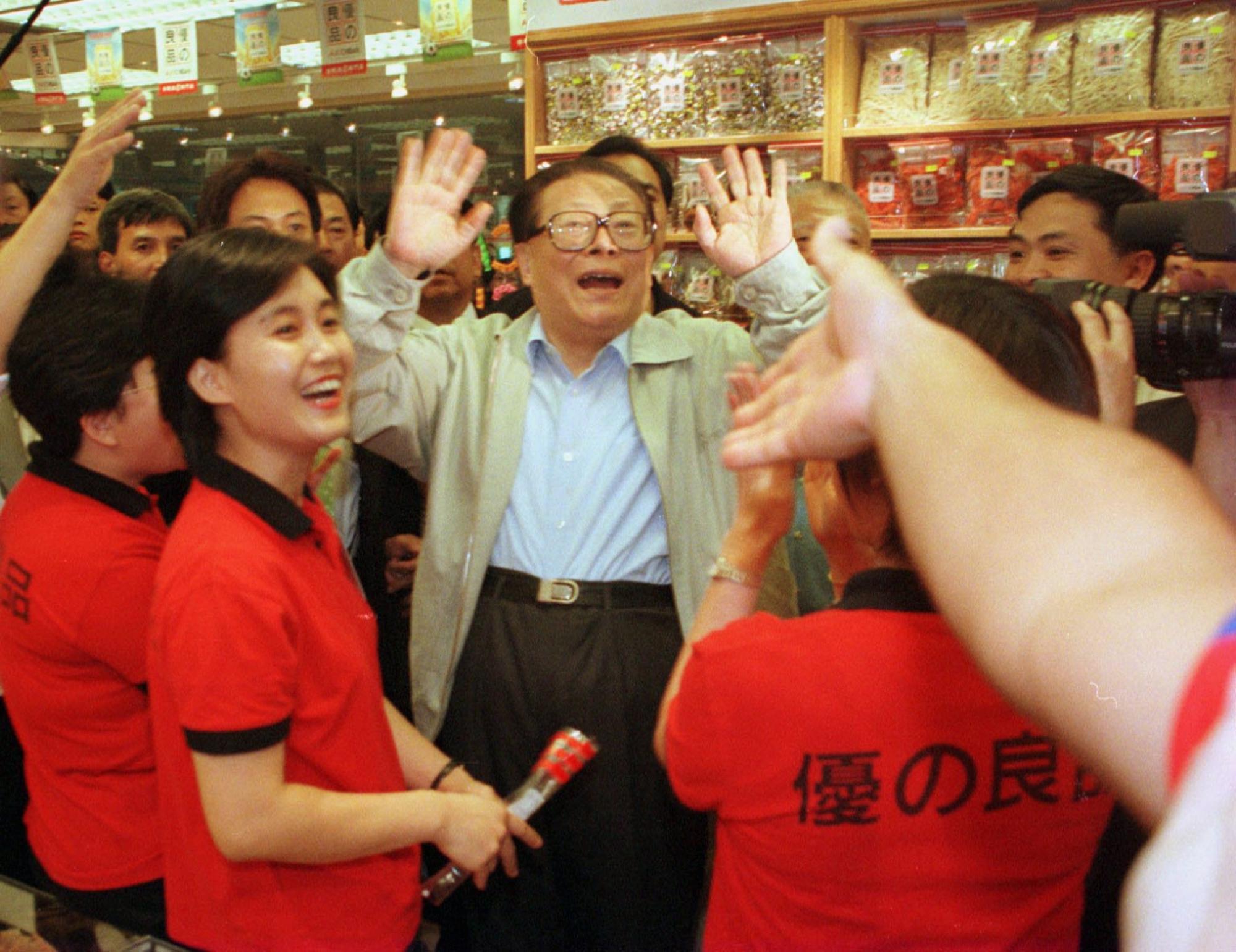 Jiang Zemin is greeted by workers during his visit to a Hong Kong sweet shop in 1998. Photo: SC<P