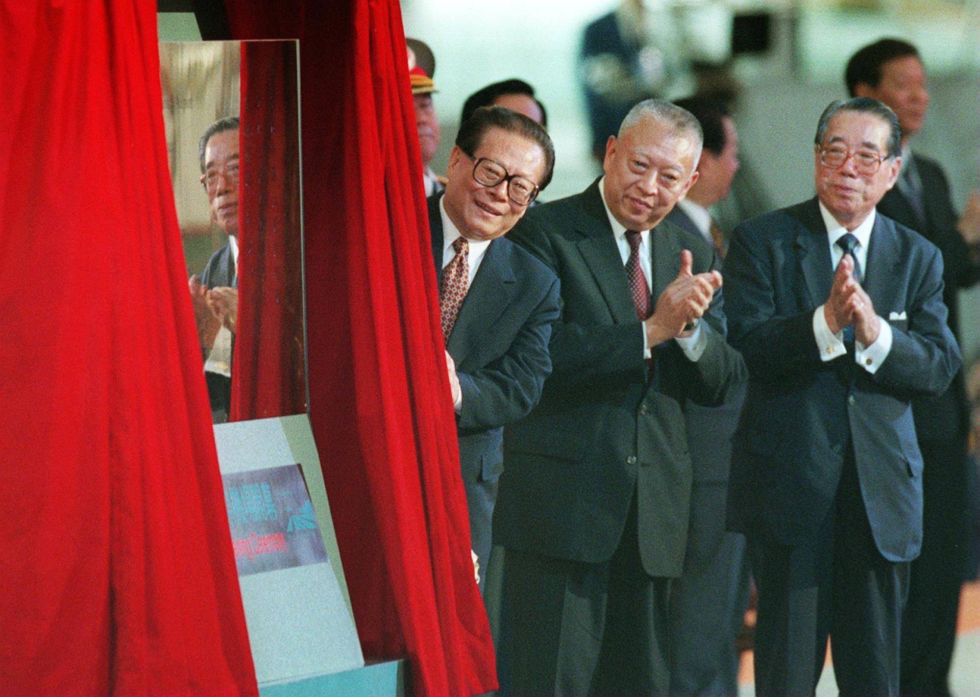 Jiang Zemin unveils a plaque marking the opening of Hong Kong International Airport in 1998. Photo: SCMP
