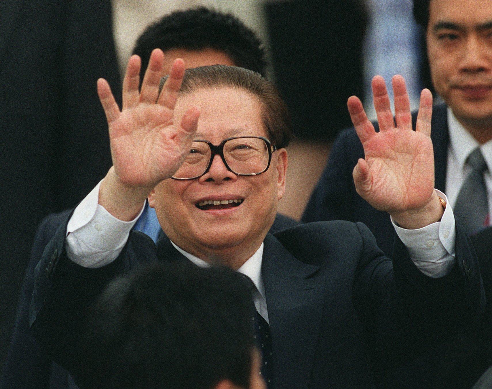 Jiang Zemin, then president of China, waves goodbye to the press at Hong Kong International Airport in May 2001. Photo: Dustin Shum