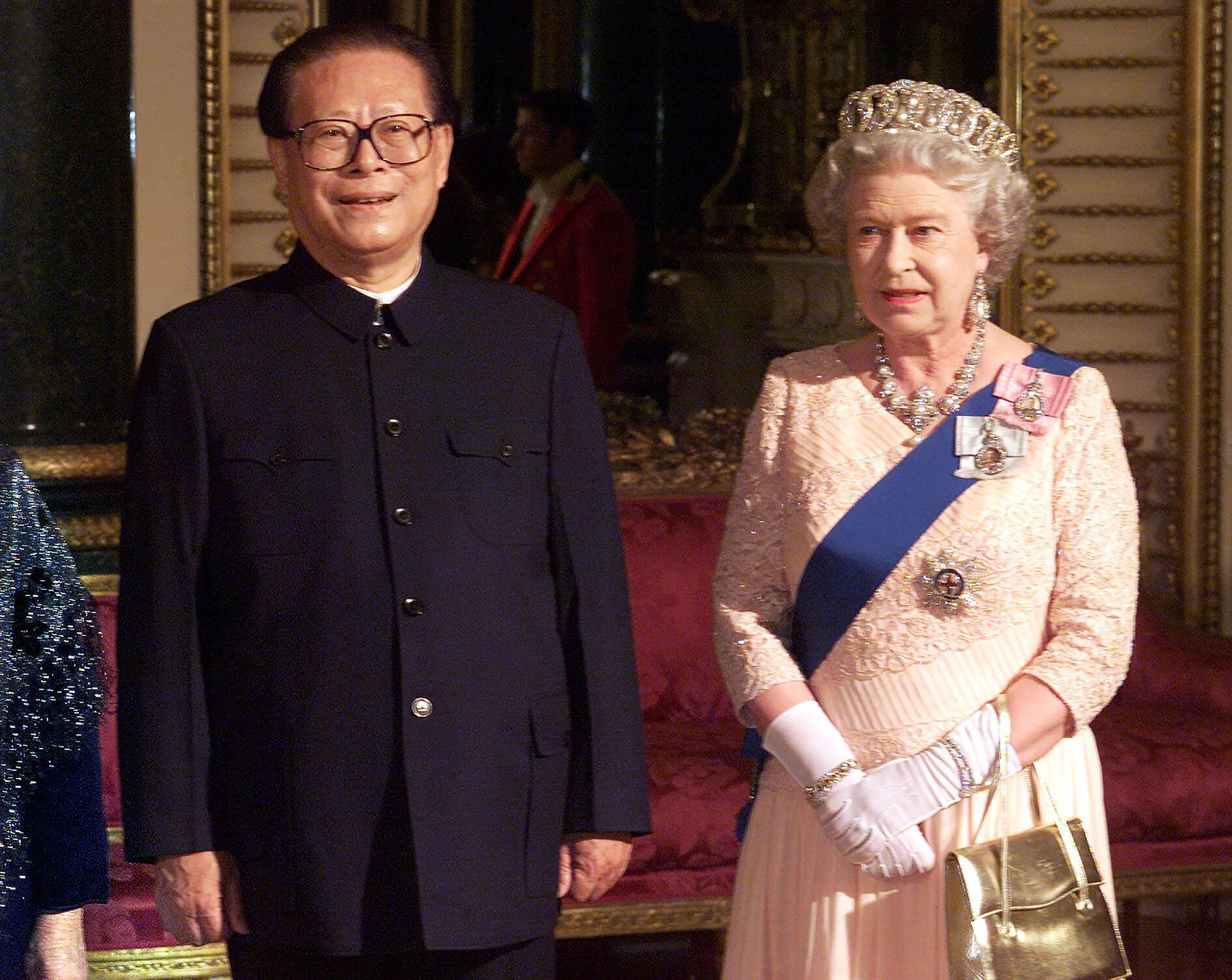 Chinese President Jiang Zemin and Queen Elizabeth II pose for a photograph in the Music Room prior to a state banquet at Buckingham Palace in London in October 1999. Photo: Pool via AP