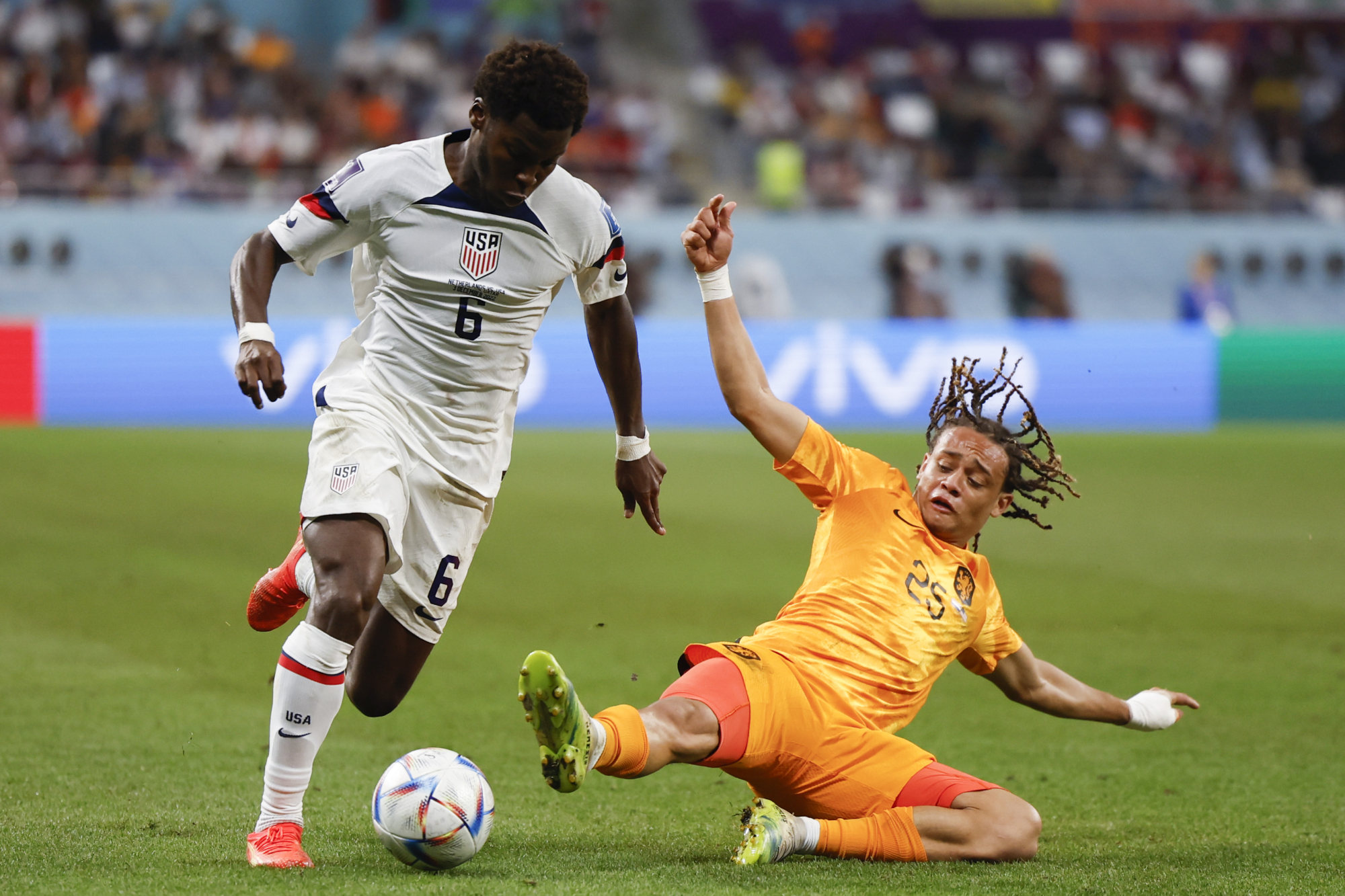 Yunus Musah (left) of the United States vies with Xavi Simons of the Netherlands during their round of 16 match at the 2022 Fifa World Cup. Photo: Xinhua