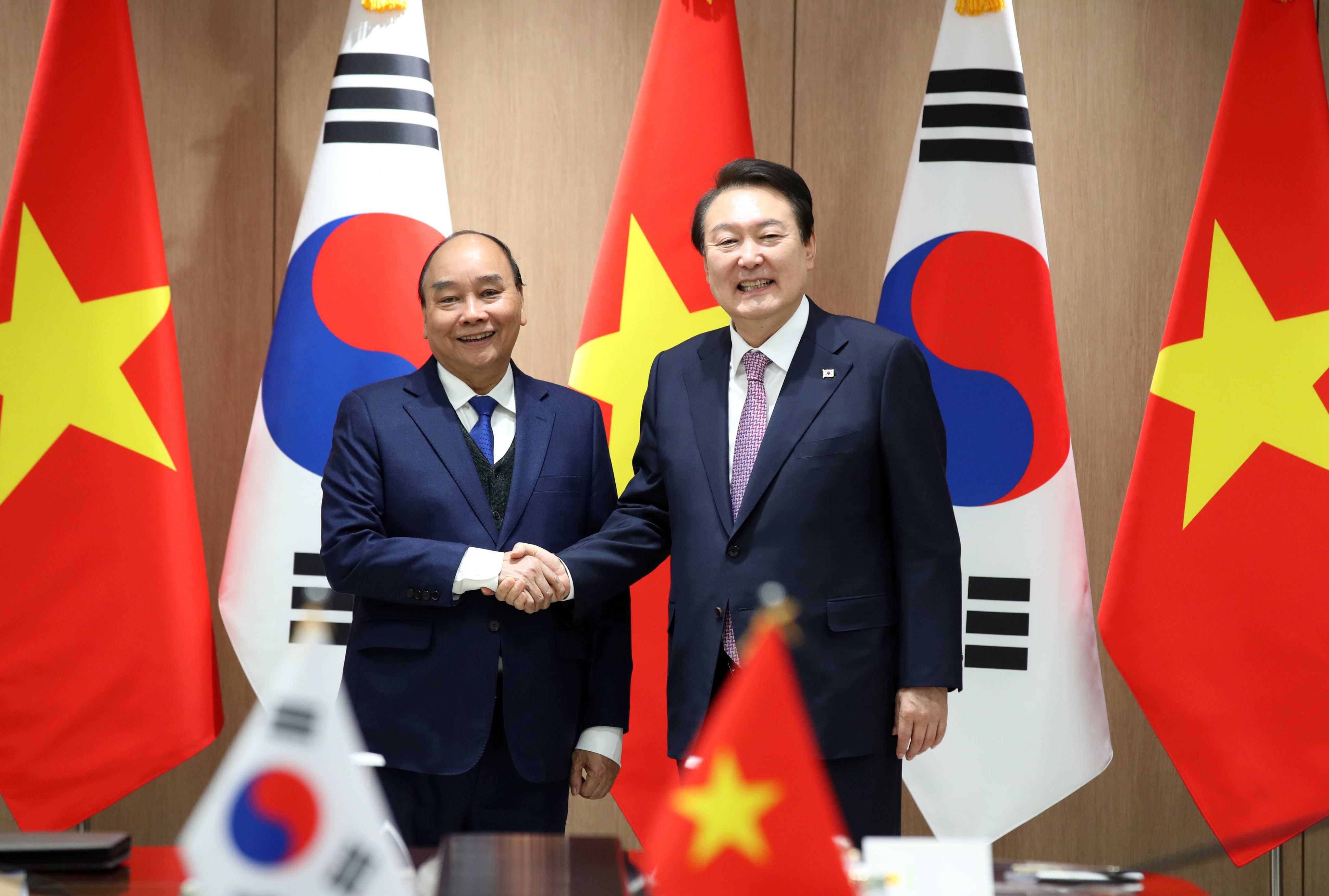 South Korean President Yoon Suk-yeol (right) and his Vietnamese counterpart, Nguyen Xuan Phuc, at the presidential office in Seoul on Monday. Photo: YNA/dpa