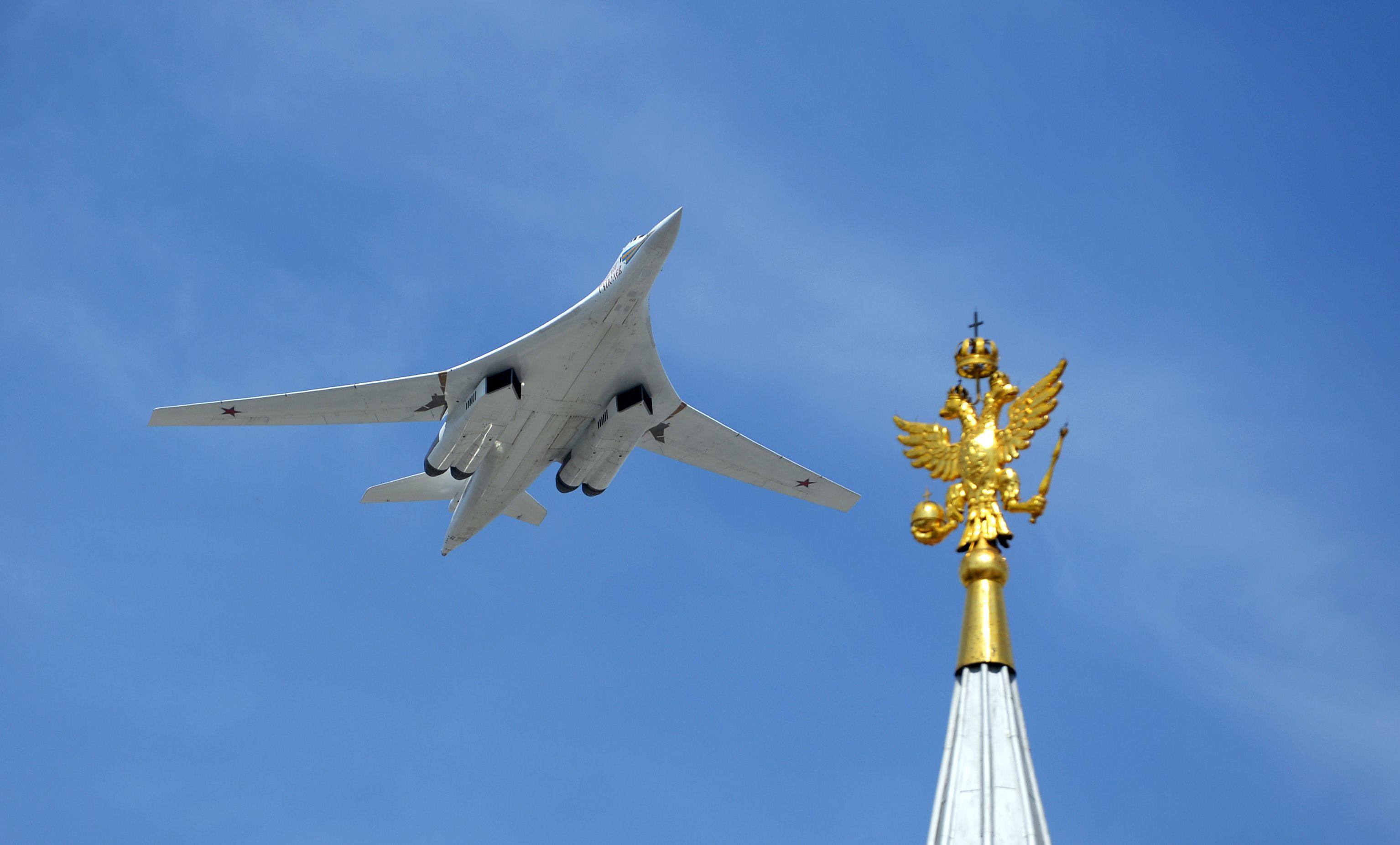 Белый лебедь высота. Ту-160 белый лебедь. Ту 160 лебедь. Белый лебедь самолет. День ВВС белый лебедь.