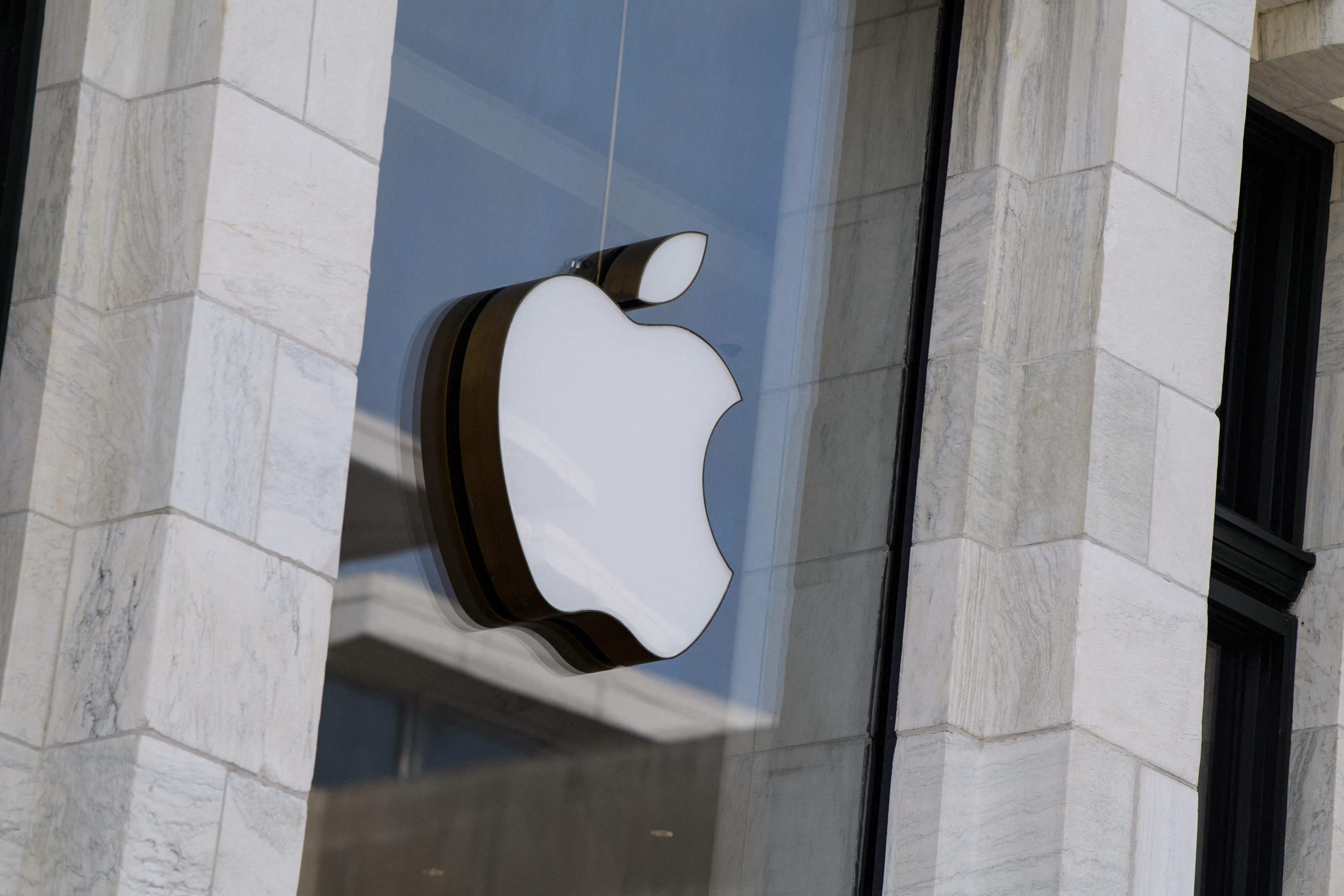 The Apple logo is seen at the entrance of the company's store in Washington on September 14, 2021. Photo: AFP