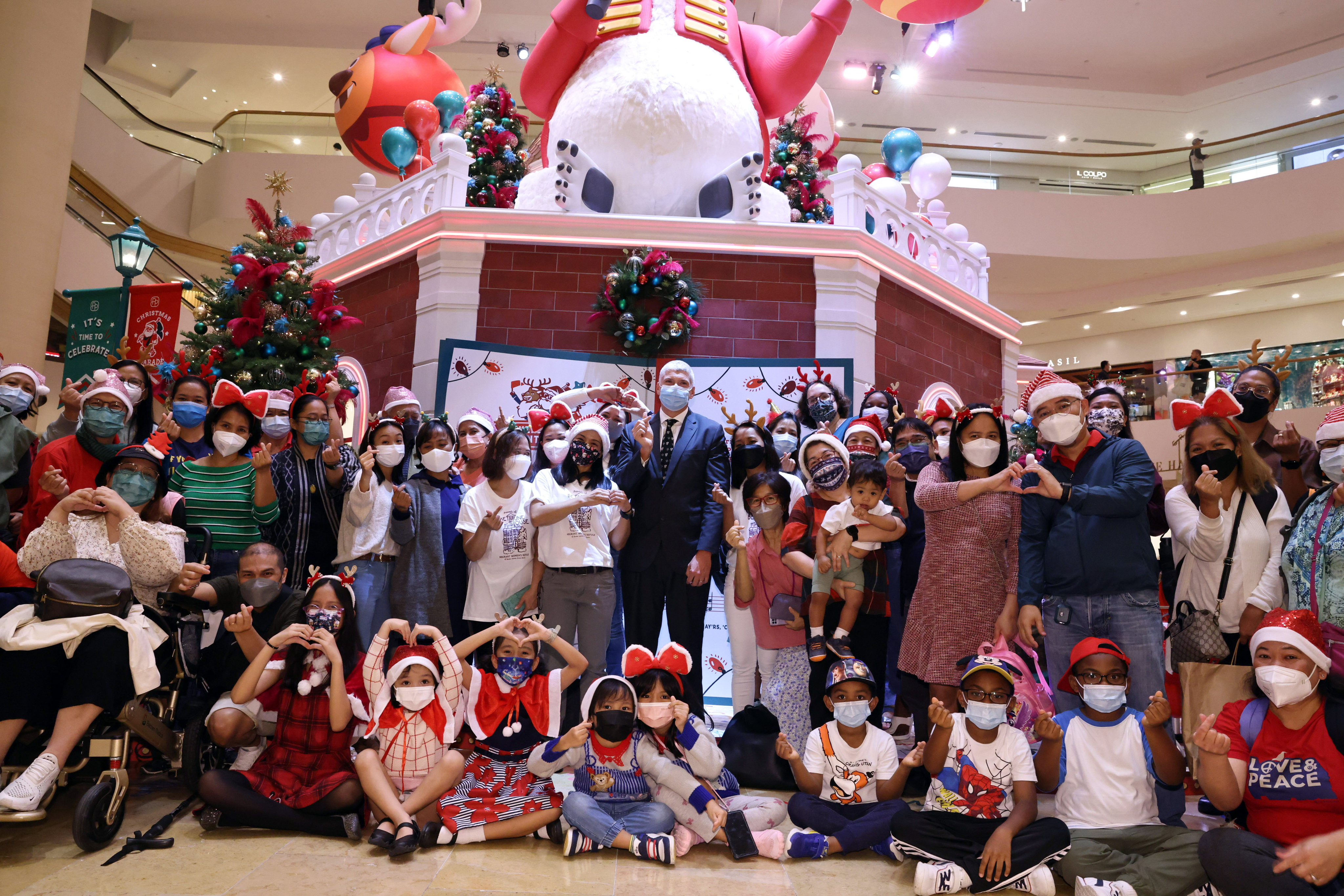 Operation Santa Claus beneficiaries with Mark Celenk (centre), general manager of Pacific Place. Photo: K. Y. Cheng