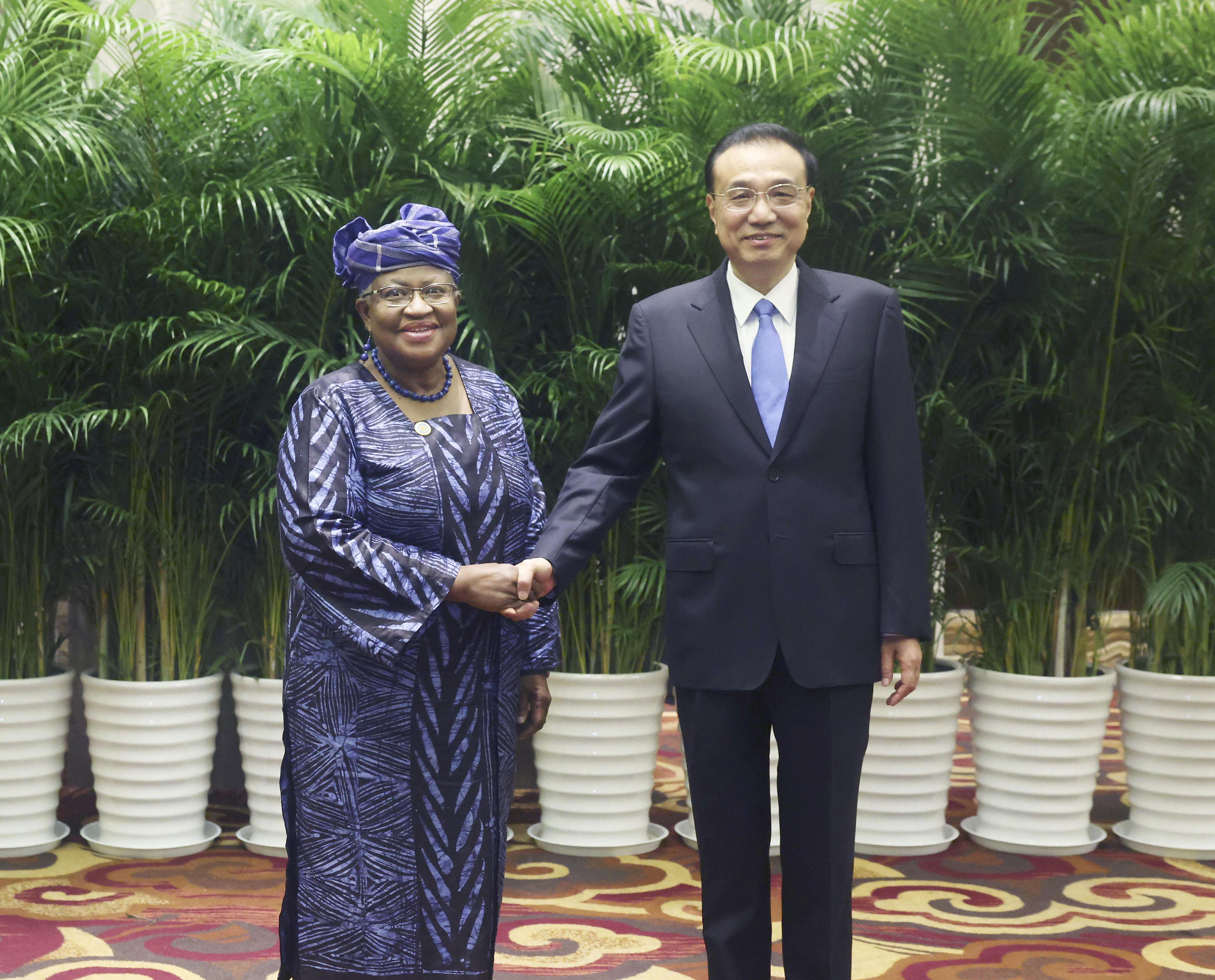 Premier Li Keqiang poses for a photo with World Trade Organization (WTO) director general Ngozi Okonjo-Iweala on Thursday. Photo: Xinhua