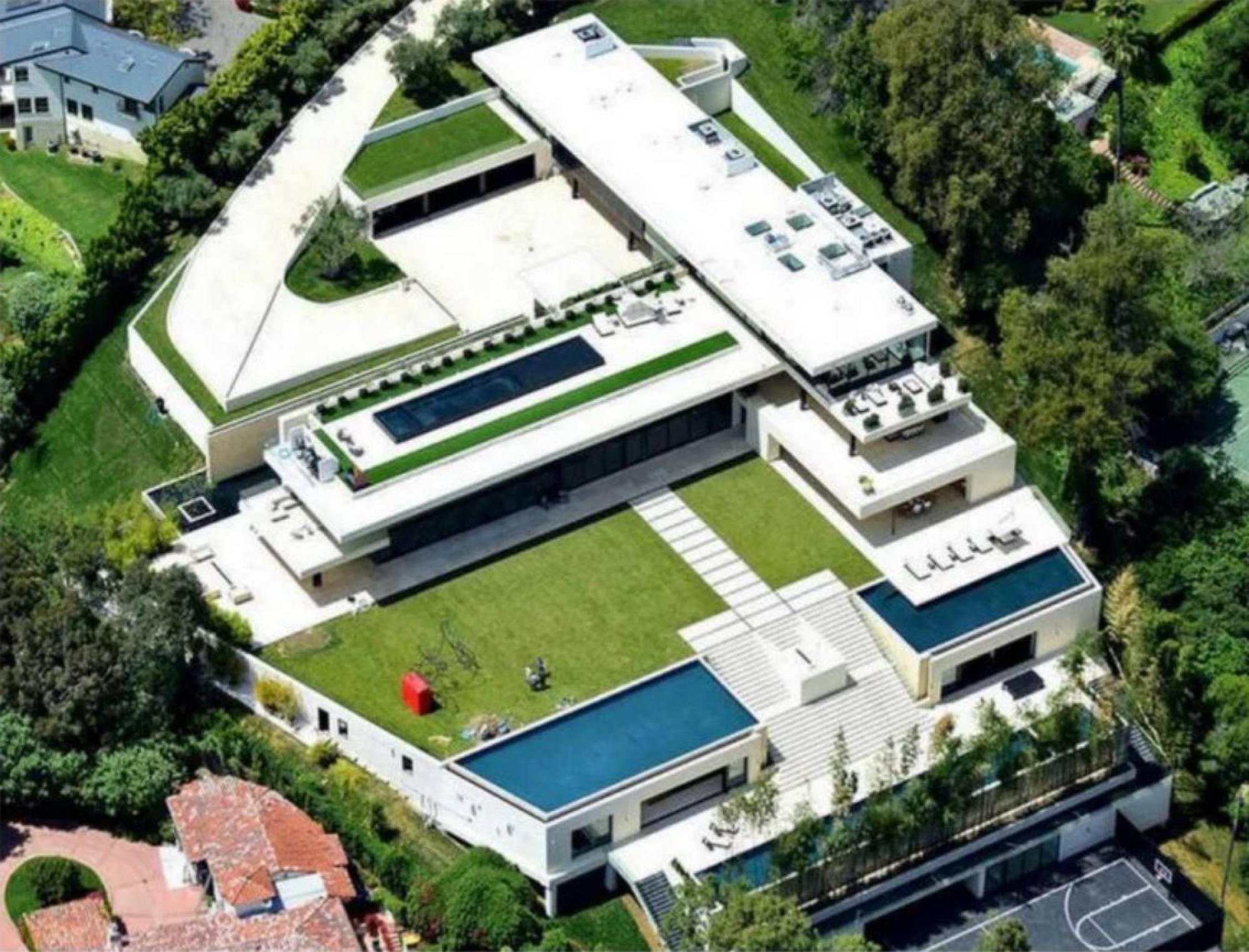 Jay-Z and Beyoncé Quietly Leased a Big House in Bel Air – Variety -  Fleetwood Windows & Doors