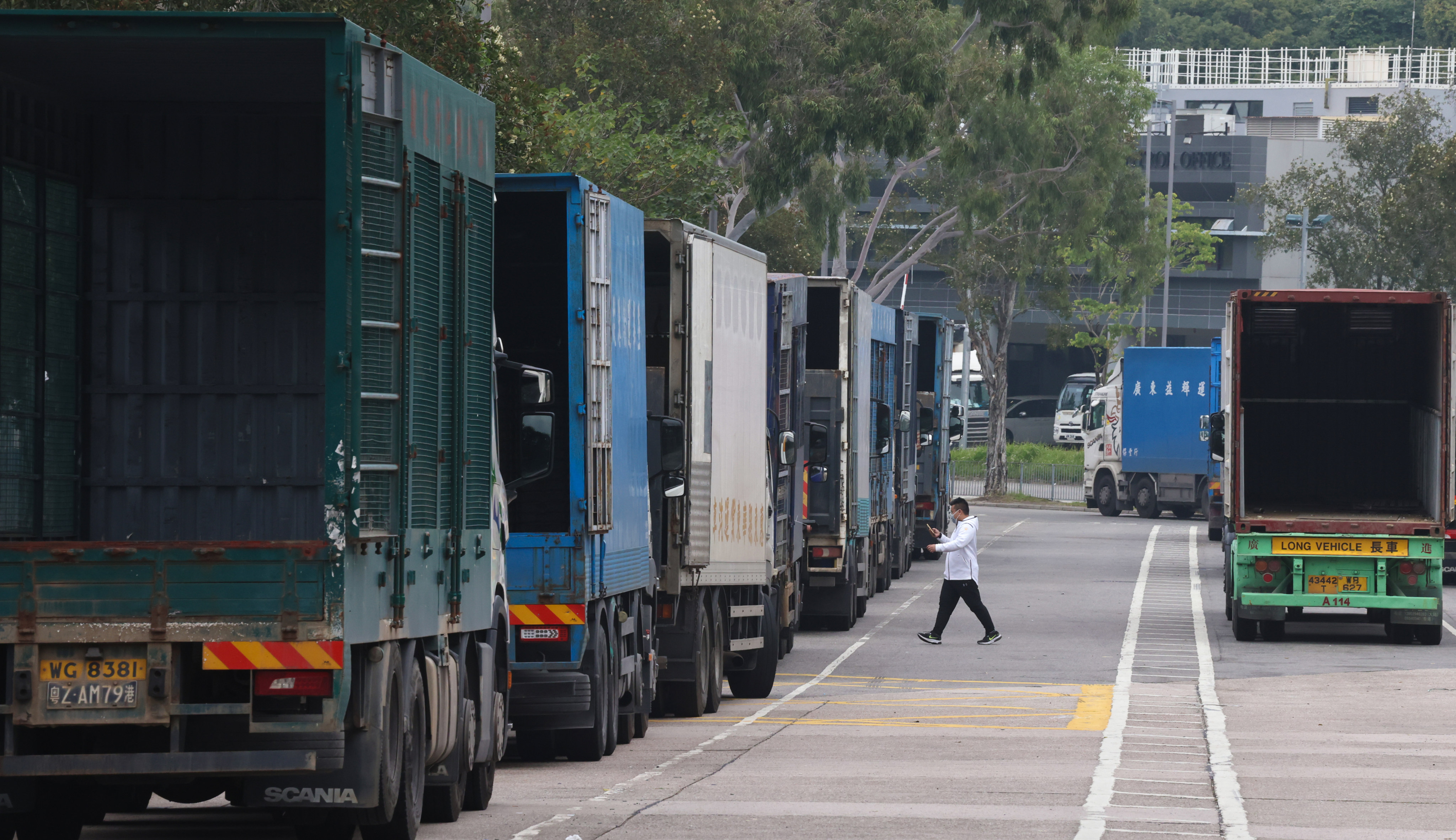 Cross-border trucks queue up at the Man Kam To checkpoint on Monday. Photo: K. Y. Cheng