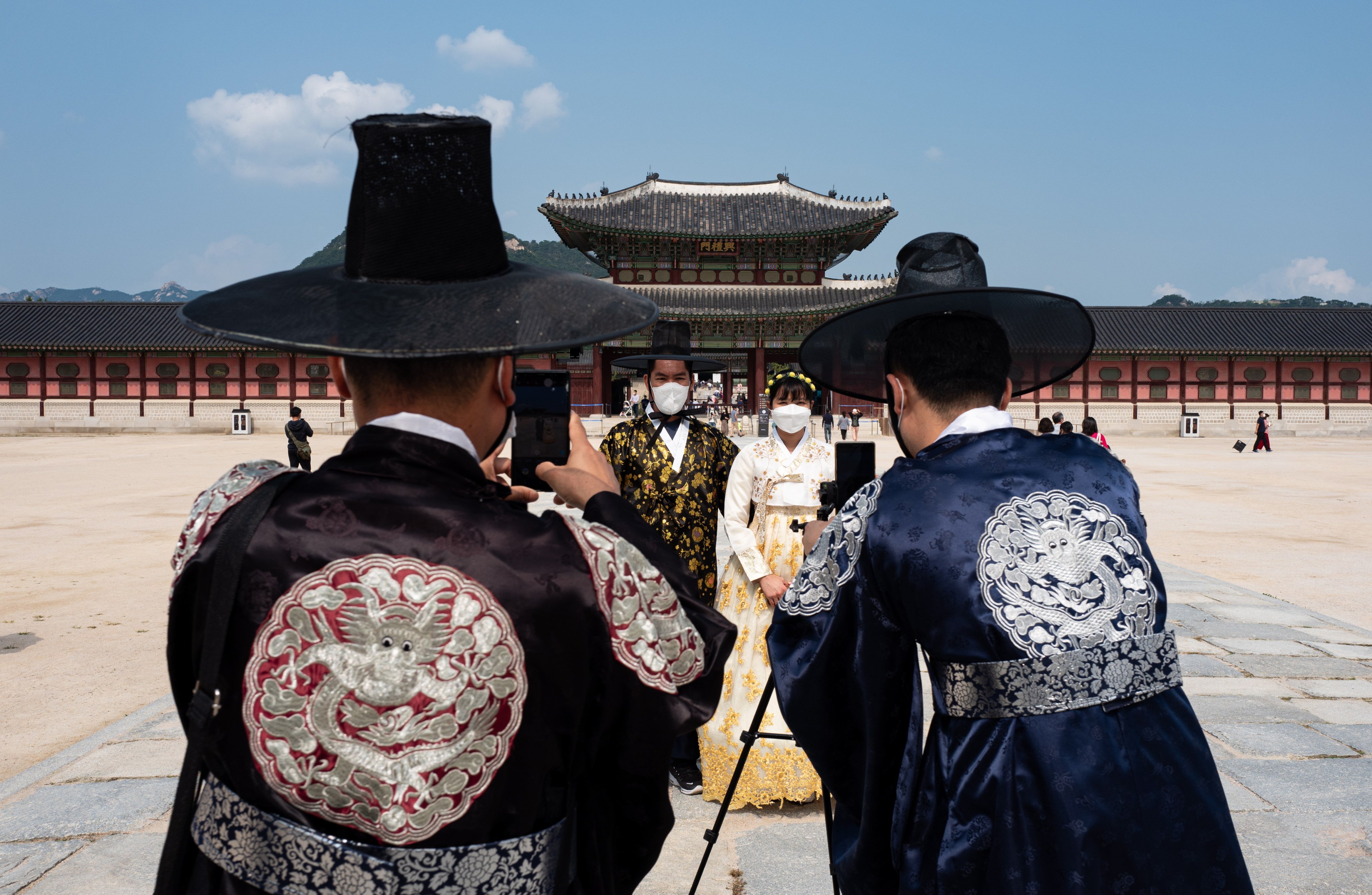 Filipino tourists wearing Korean traditional garments pose for photos in Seoul. Photo: EPA-EFE