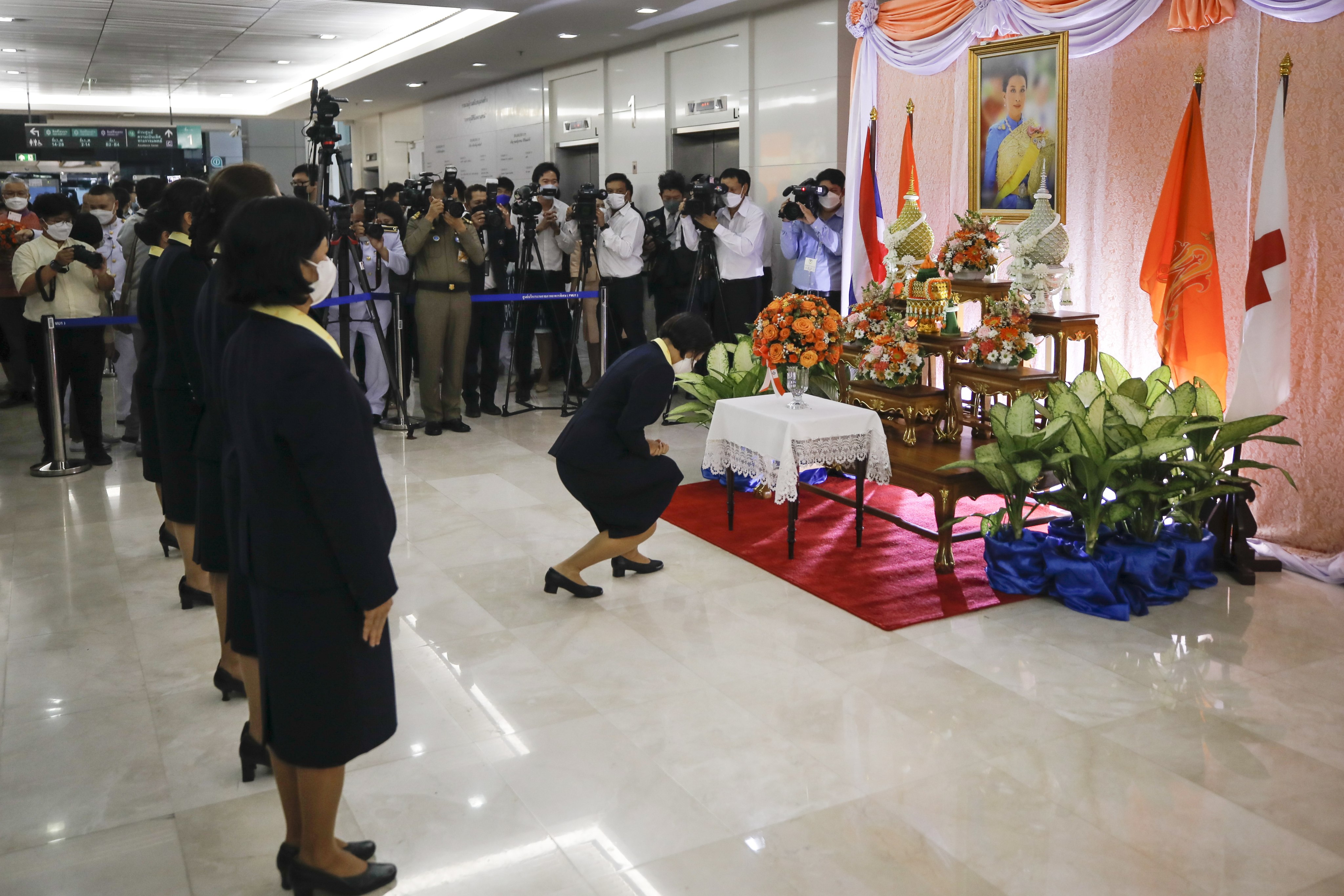 People pay their respects for Thai Princess Bajrakitiyabha at the Chulalongkorn Memorial Hospital in Bangkok on Friday. Photo: EPA-EFE