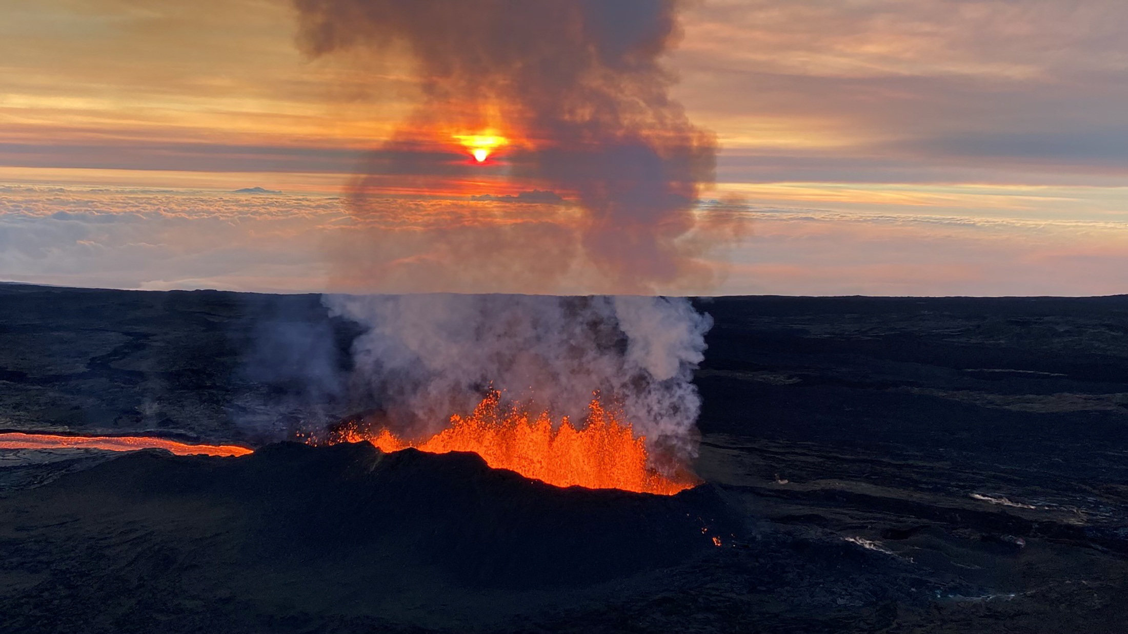 A lava fountain spews molten rock on the Mauna Loa volcano in Hawaii.   Photo: USGS via Reuters
